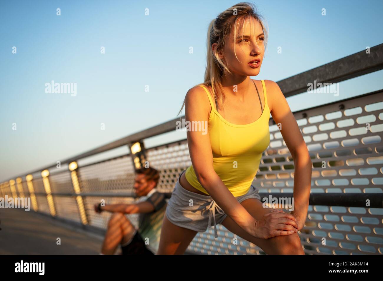 Felice giovane donna esercizio all'esterno. Vivere una vita sana Foto Stock
