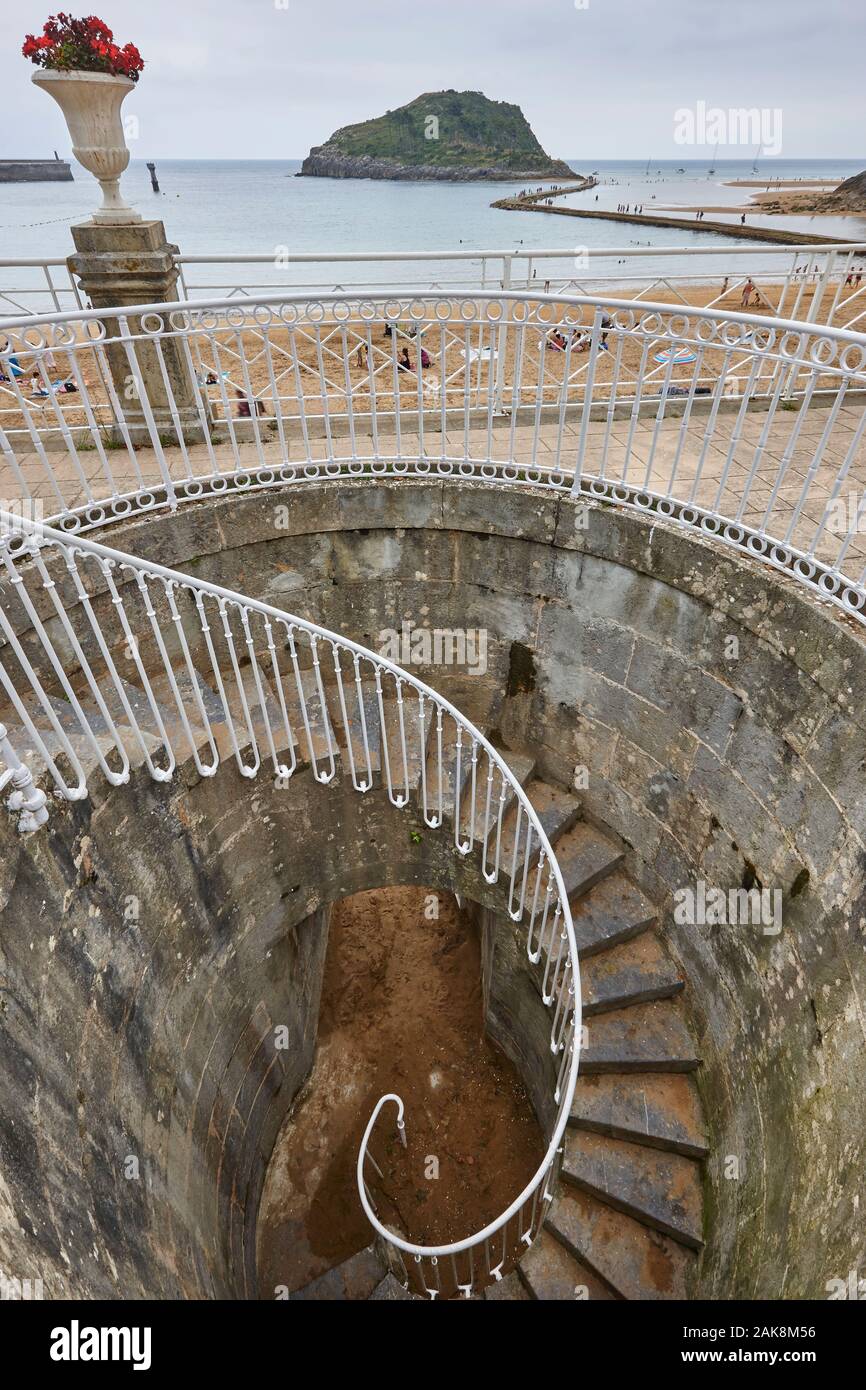 La scala a chiocciola in spagnolo costa. Villaggio Lequeitio. Paese basco. Spagna Foto Stock