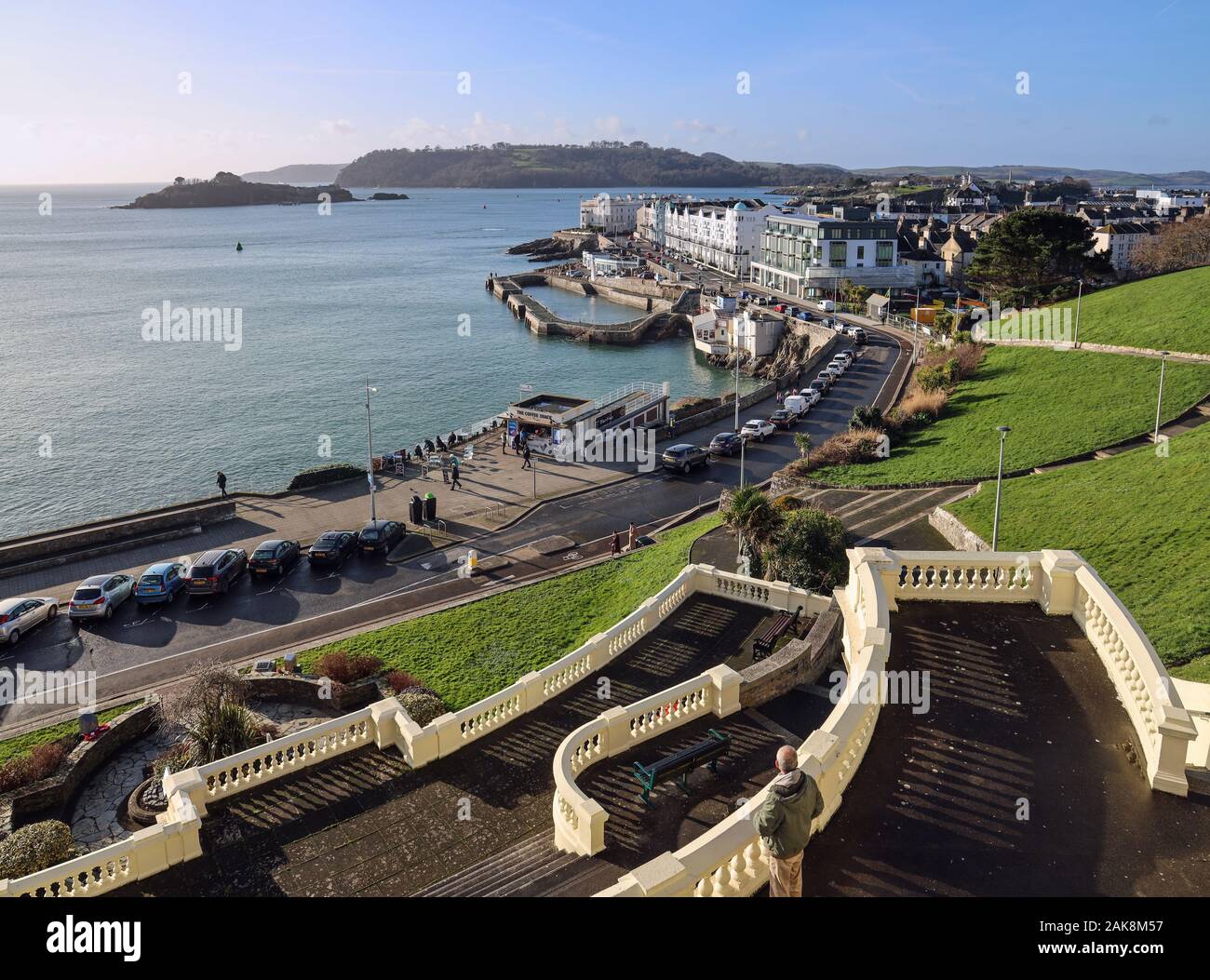 West Hoe Plymouth, guardando verso il Monte Edgcumbe e Drake's Island dal Belvedere. Il molo per essere la casa di un Anthony Gormley scultura 2020 Foto Stock