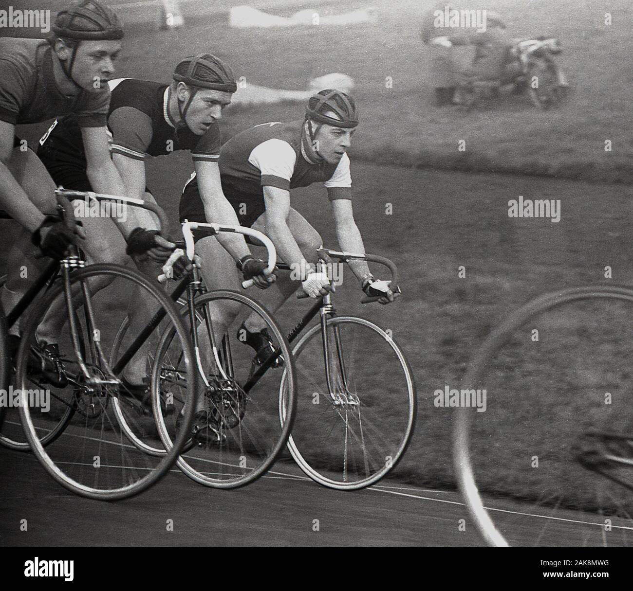 Degli anni Cinquanta, storico, tre via i ciclisti in sella al passo al di fuori del via, Inghilterra, Regno Unito. Foto Stock
