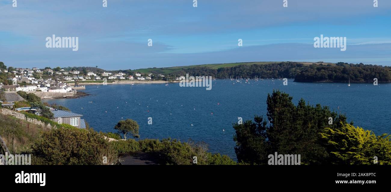 Guardando indietro attraverso il mare blu verso St Mawes town, Cornwall, England, Regno Unito Foto Stock