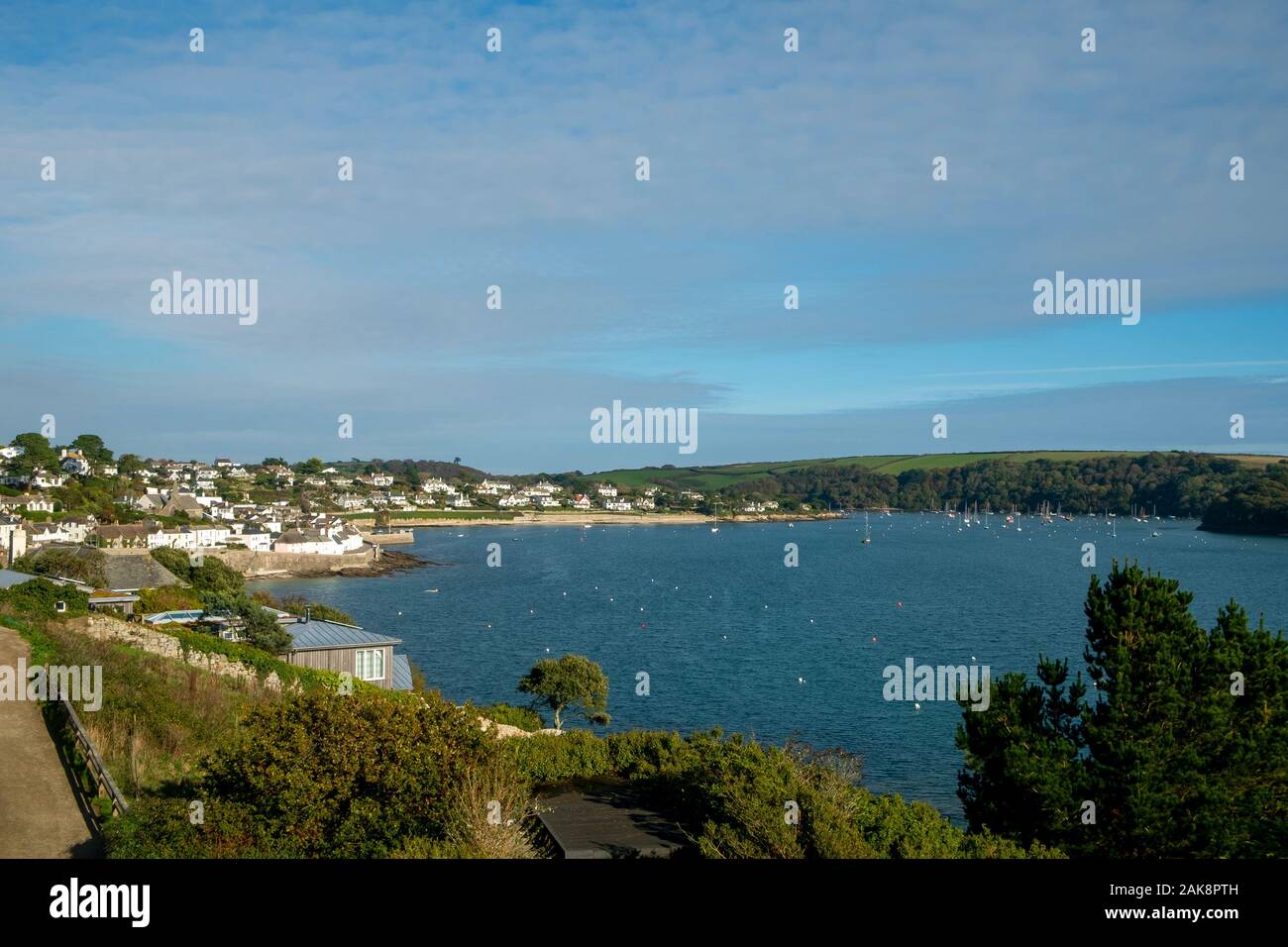 Guardando indietro attraverso il mare blu verso St Mawes town, Cornwall, England, Regno Unito Foto Stock