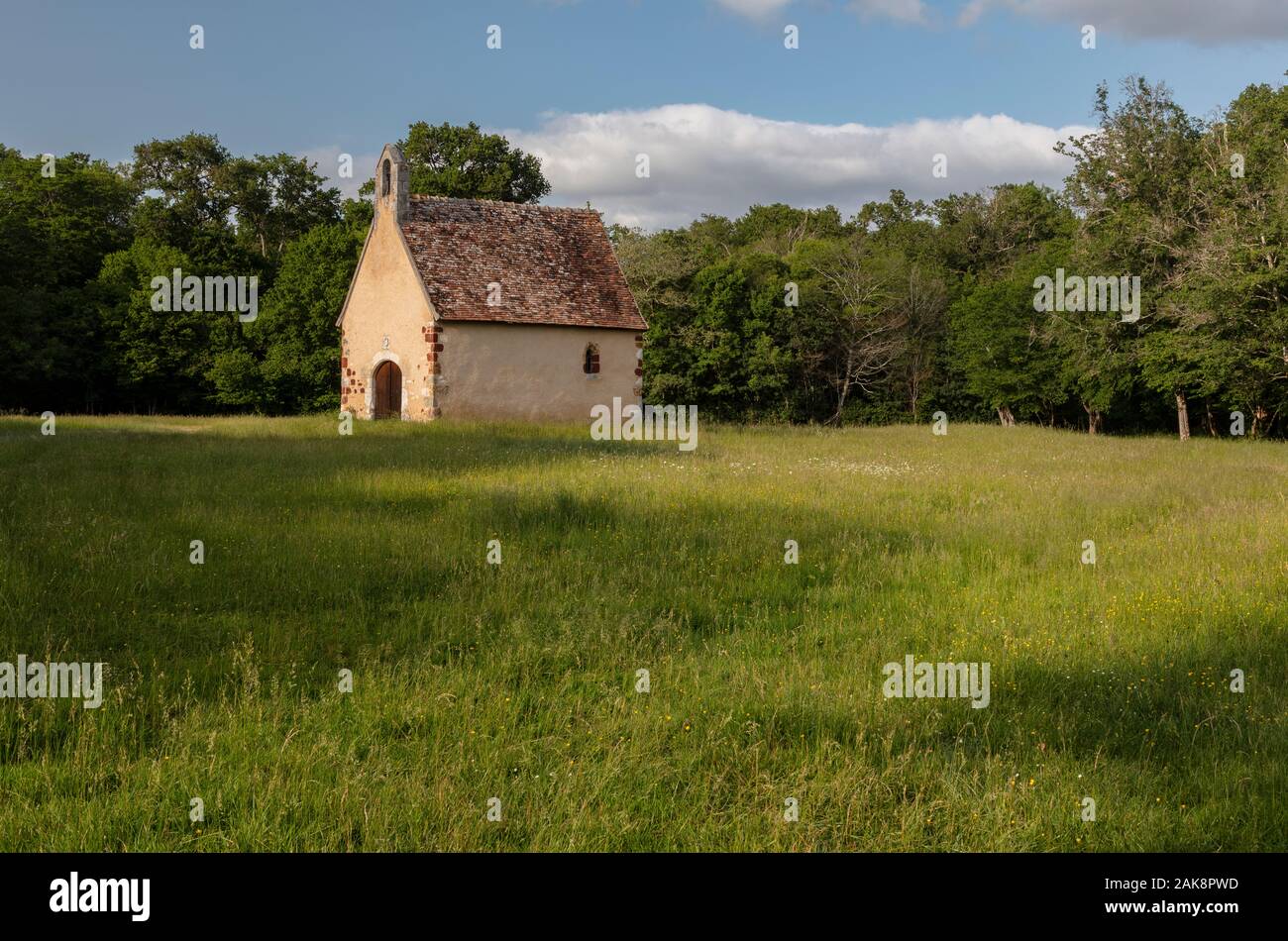 Cappella di San Sulpice in una radura nel Foret de Lancosme, Brenne, Francia. Foto Stock