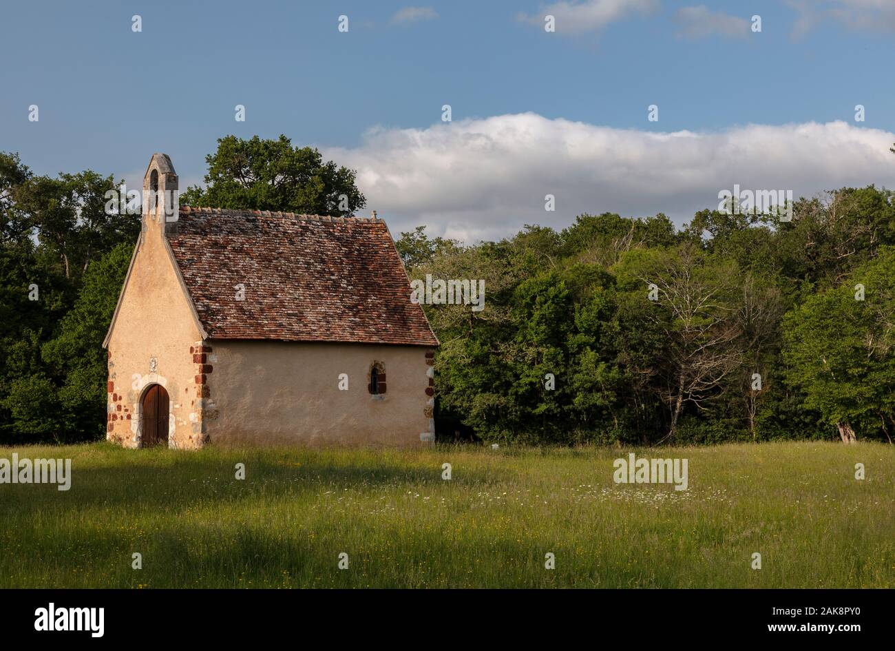 Cappella di San Sulpice in una radura nel Foret de Lancosme, Brenne, Francia. Foto Stock