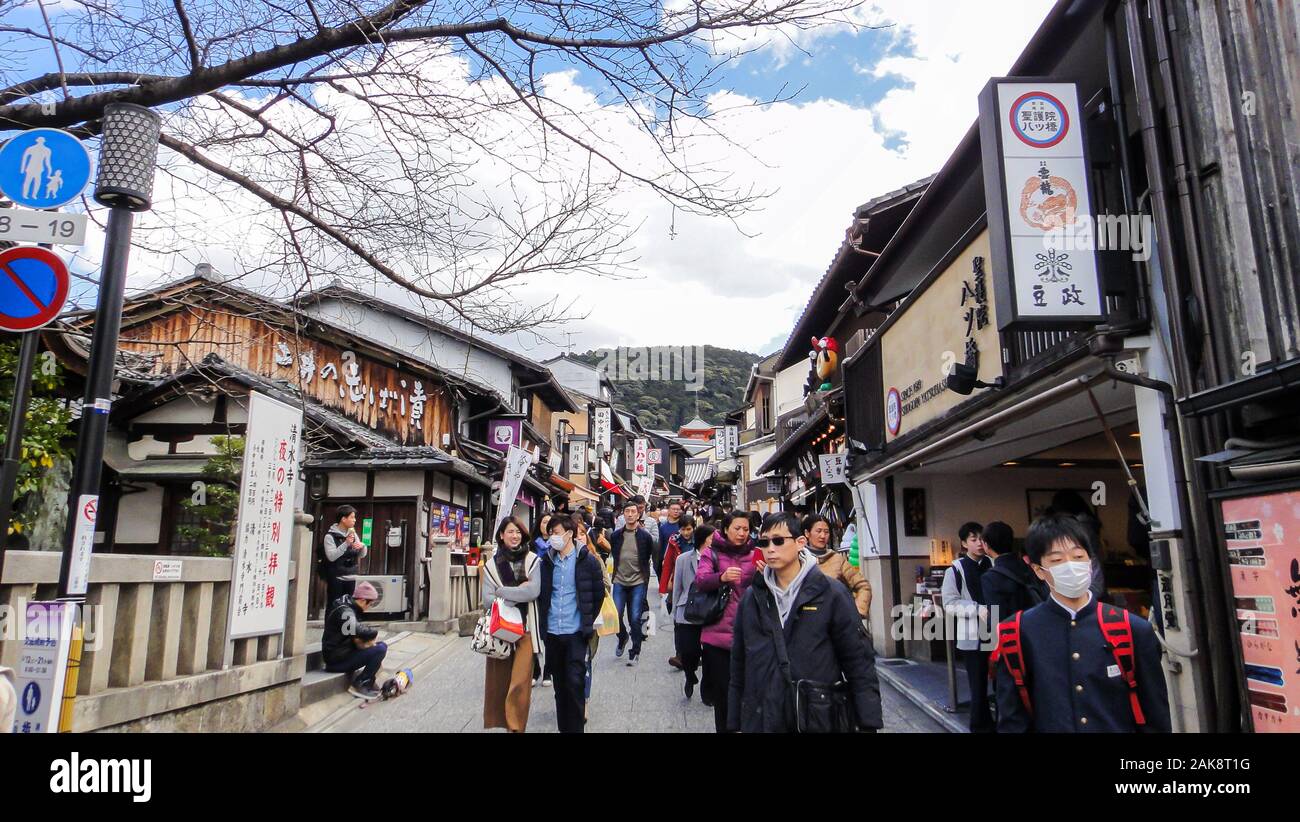 Affollati turistiche sulla strada Matsubara-dori. Pieno di negozi e ristoranti nei pressi di Kiyomizu-dera tempio Foto Stock