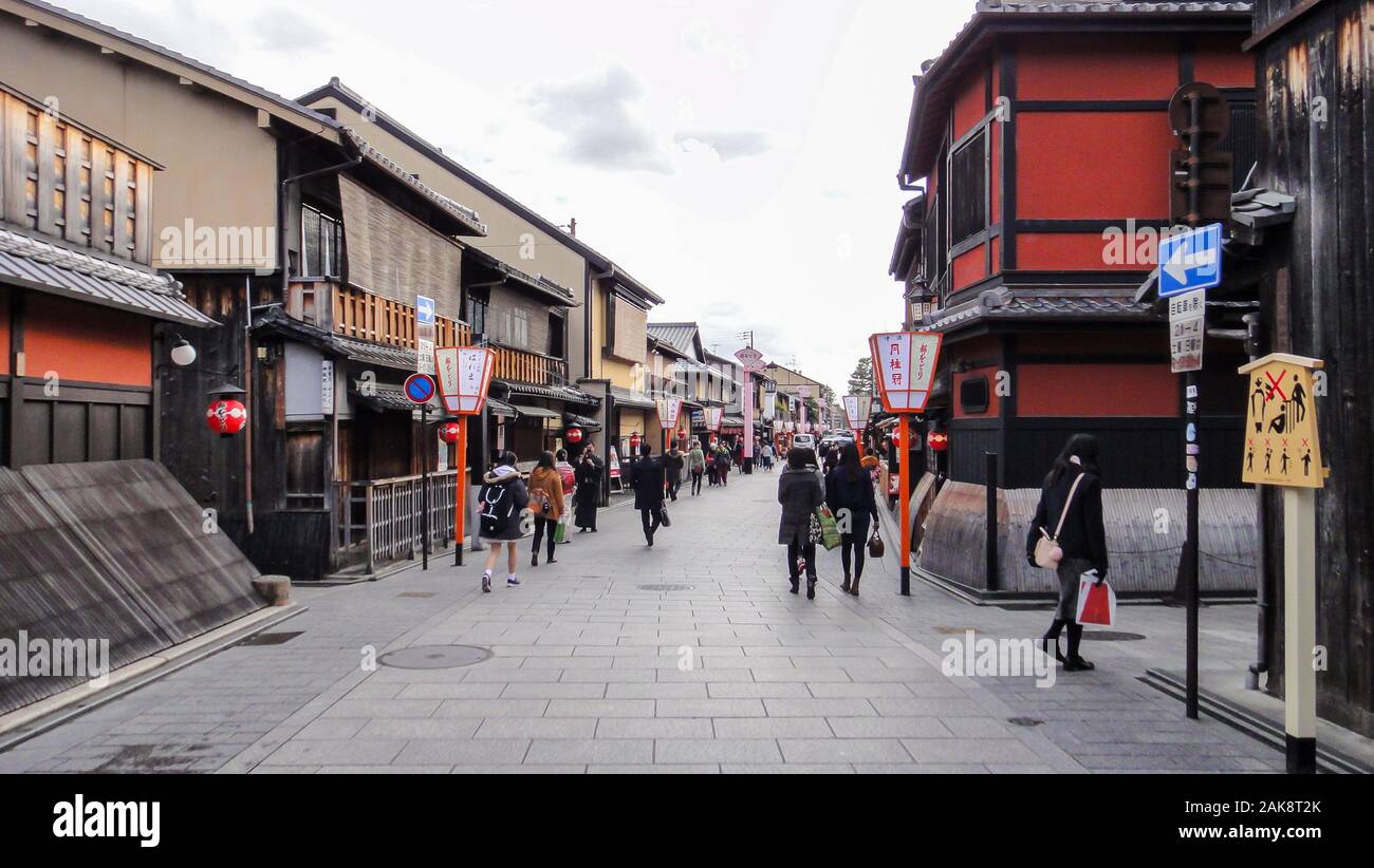 Affollati turistiche sulla strada Matsubara-dori. Pieno di negozi e ristoranti nei pressi di Kiyomizu-dera tempio Foto Stock