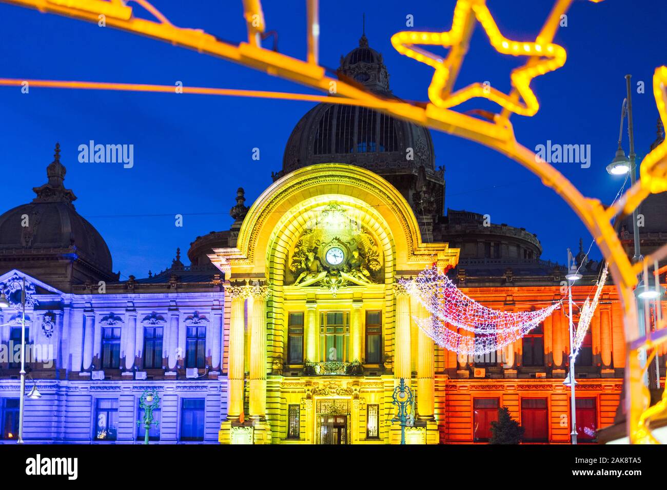Bucarest, Romania - Dic 14, 2019: Palazzo dei depositi e le spedizioni, il Quartier Generale del CEC Bank, durante il tempo di Natale, Bucarest, Romania, Europ Foto Stock