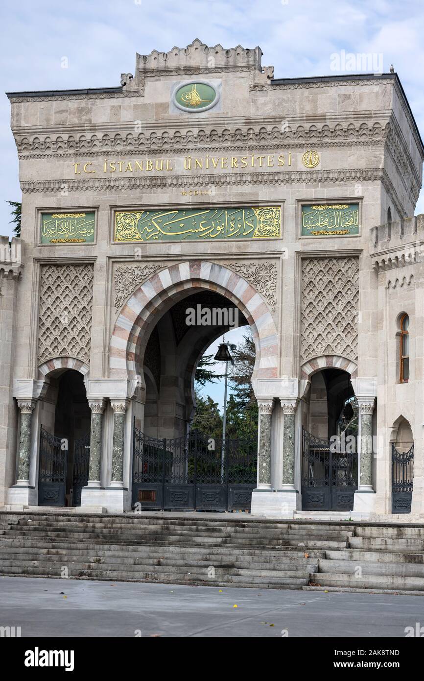 ISTANBUL, Turchia - 4 gennaio 2020: la porta principale di accesso dell'Università di Istanbul sulla Piazza Beyazit il 4 gennaio 2020 ad Istanbul in Turchia. Costruito nel 1865 Foto Stock