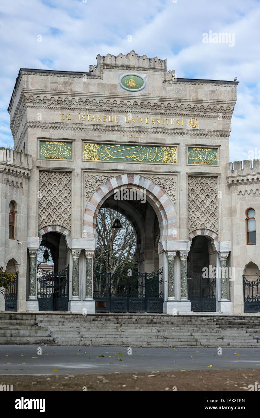 ISTANBUL, Turchia - 4 gennaio 2020: la porta principale di accesso dell'Università di Istanbul sulla Piazza Beyazit il 4 gennaio 2020 ad Istanbul in Turchia. Costruito nel 1865 Foto Stock