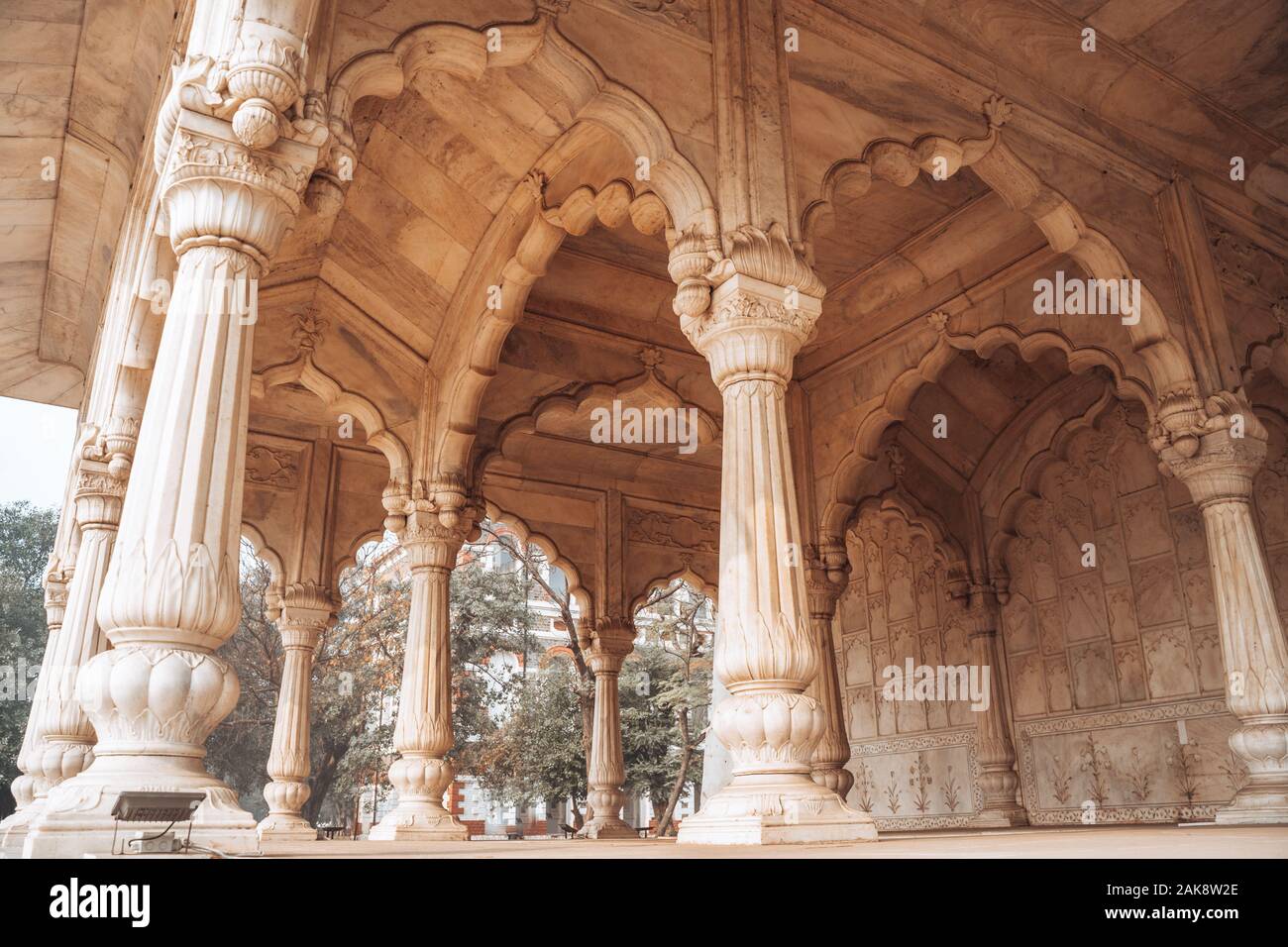 All'interno dell'antico padiglione Sawan, all'interno del complesso del Forte Rosso a Delhi in India Foto Stock