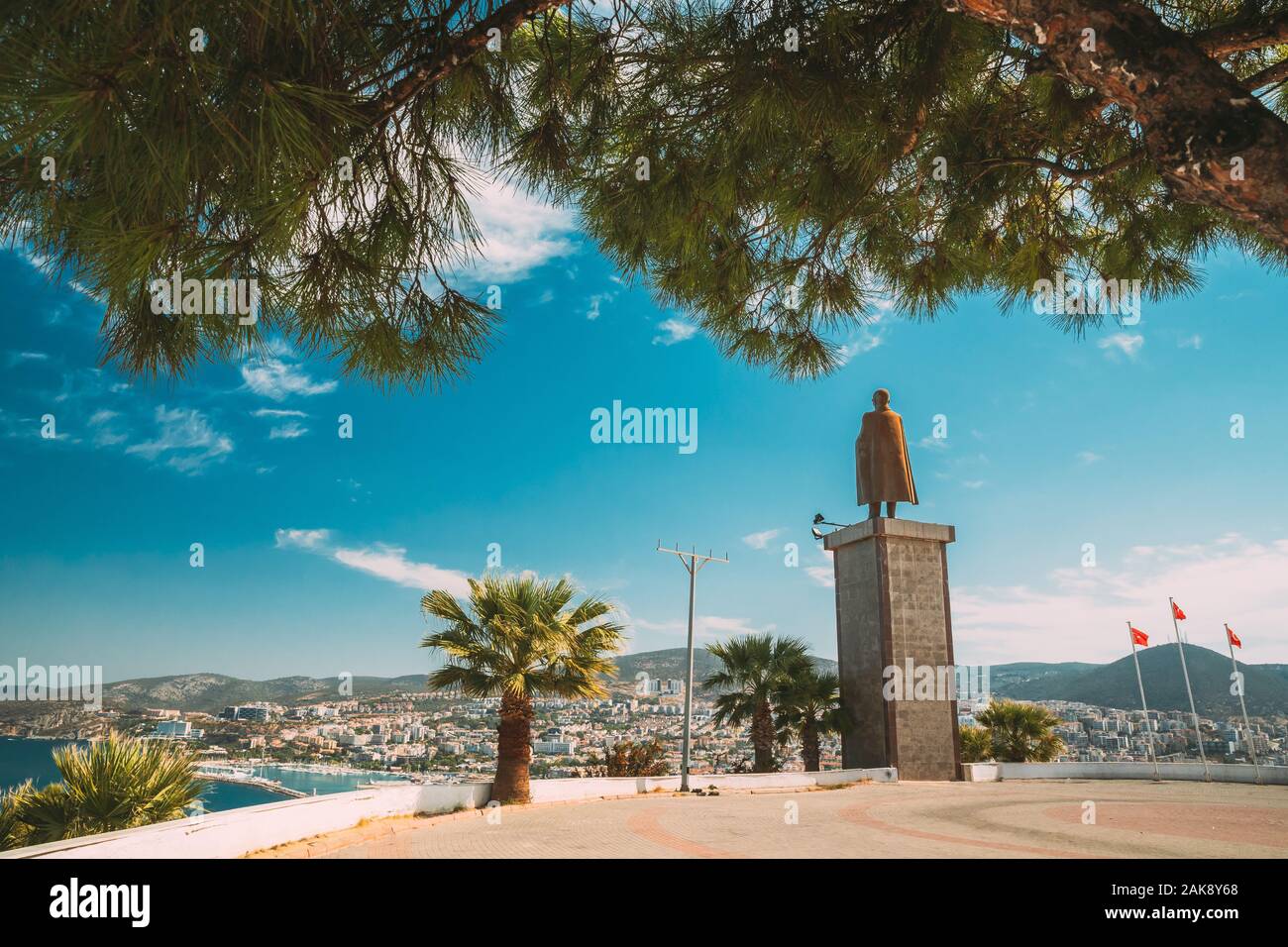 Kusadasi, Aydin Provincia, Turchia. Monumento di Ataturk e Kusadasi Cityscape nella soleggiata giornata estiva. Vista panoramica sullo skyline di Kusadasi in costa Egea, Turchia Foto Stock