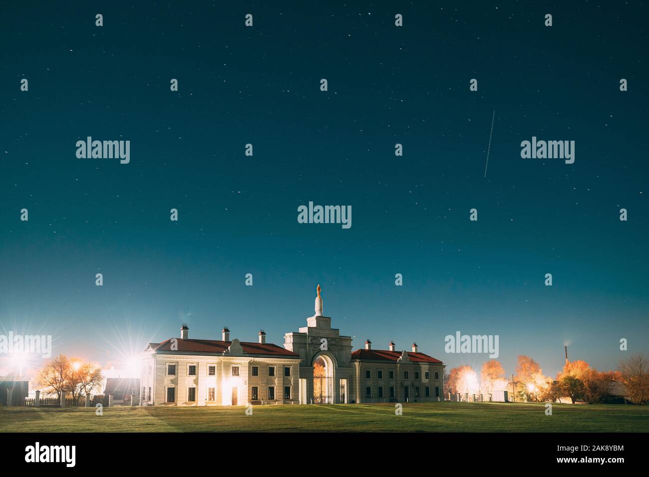 Ruzhany, regione di Brest, Bielorussia. Notte cielo stellato sopra le porte di Palazzo Ruzhany popolare famosa storica pietra miliare notte sotto le stelle. Vista notturna. Foto Stock