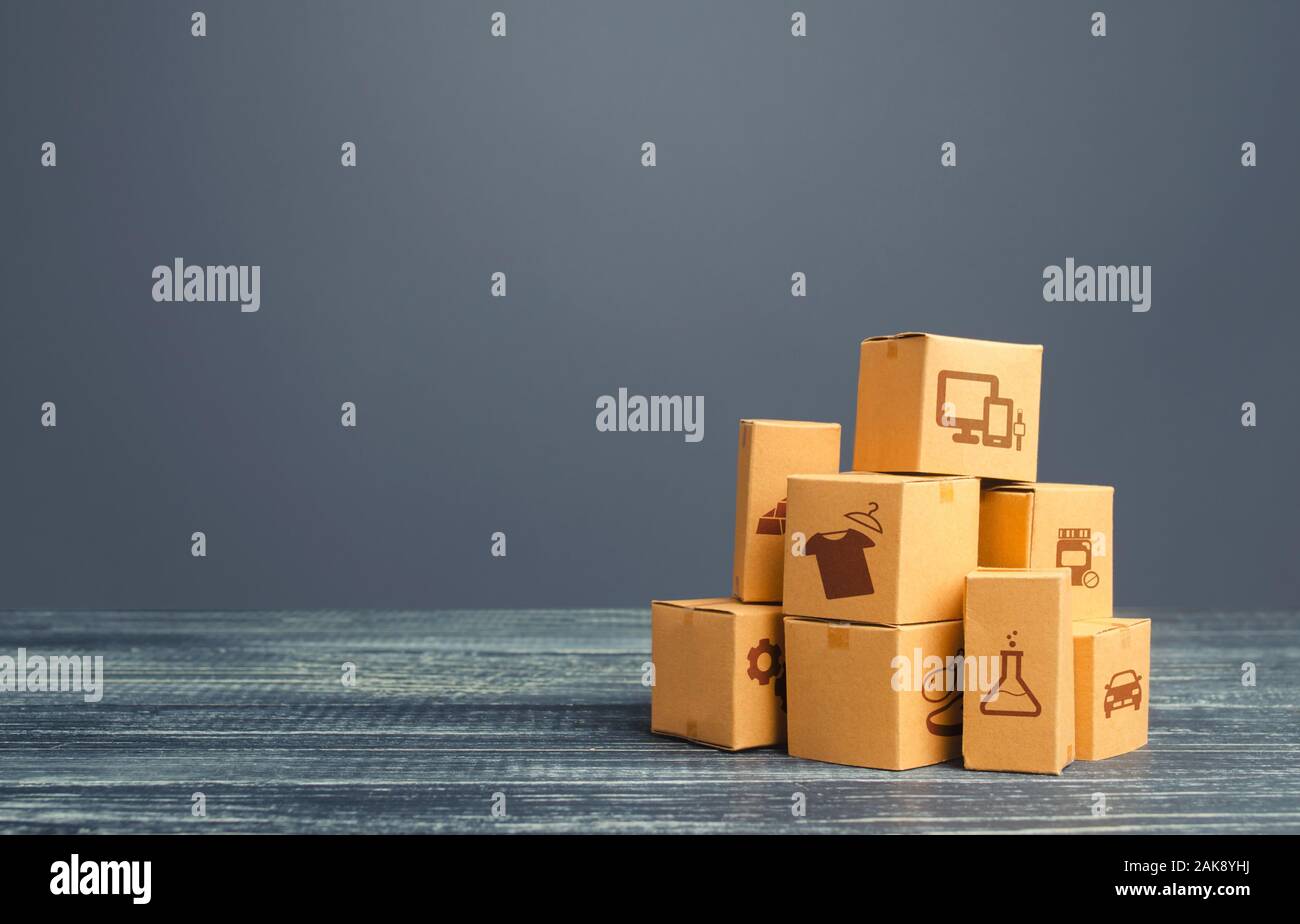 Mazzo di scatole di cartone. Produzione di beni e prodotti, distribuzione e commercio di merci di scambio, la vendita al dettaglio. Global business, all'importazione, all'esportazione. Fr Foto Stock