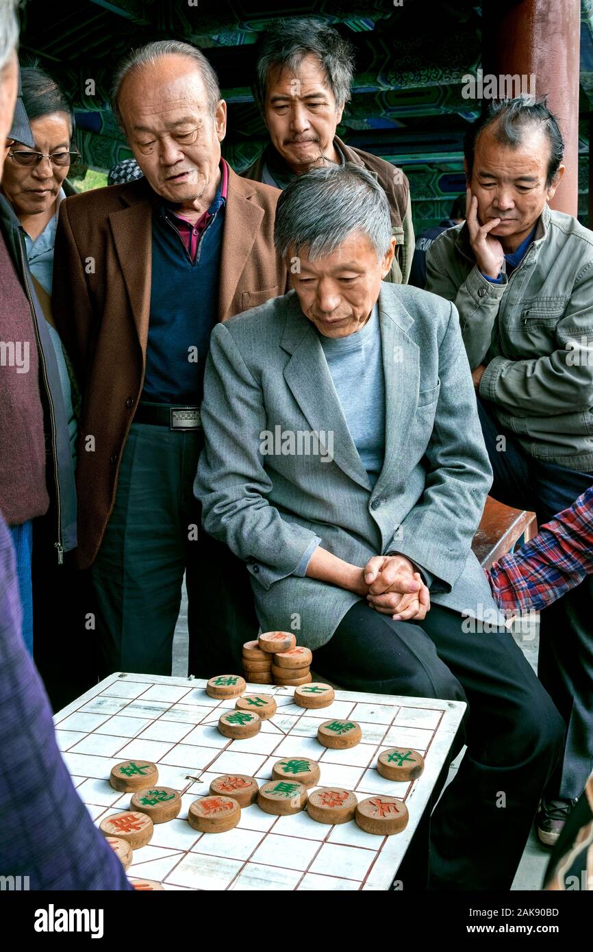 Gli uomini che giocano a scacchi cinesi / Xiangqi, Tempio del Paradiso Park, Pechino, Cina Foto Stock