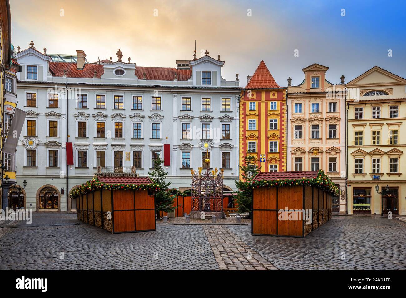 Praga, Repubblica Ceca - bella piazzetta e tradizionali case ceca di Praga con piccolo Mercatino di Natale in un pomeriggio soleggiato. Golden cloud Foto Stock