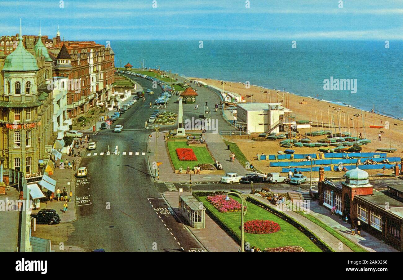 Un 1950's-60's cartolina di parata orientale e la costa a Bexhill on Sea, East Sussex, Inghilterra. Foto Stock