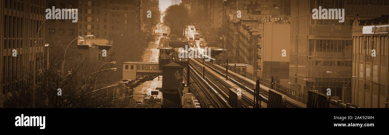 Panorama immagine seppia di New York City in treno arrivando alla stazione ferroviaria dal tunnel nel distretto di Harlem Foto Stock