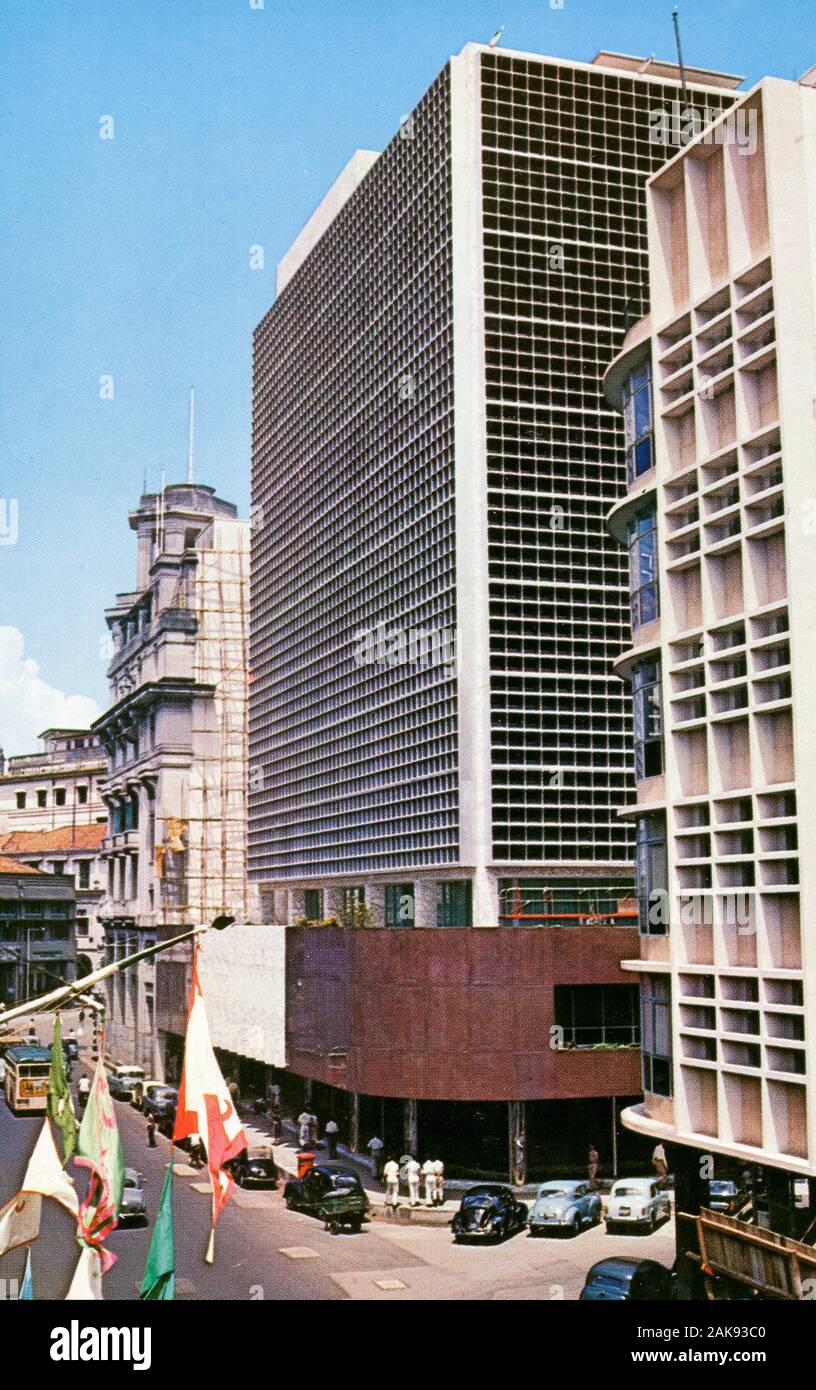 Una cartolina del 1958 dell'American International Building su Robinson Road a Singapore. L'edificio è stato rivestito in alluminio decorativo e costa 6 milioni di dollari per costruire American International Assurance (AIA). Era l'edificio più grande che l'AIA aveva costruito nel Sud-Est asiatico in quel periodo Foto Stock