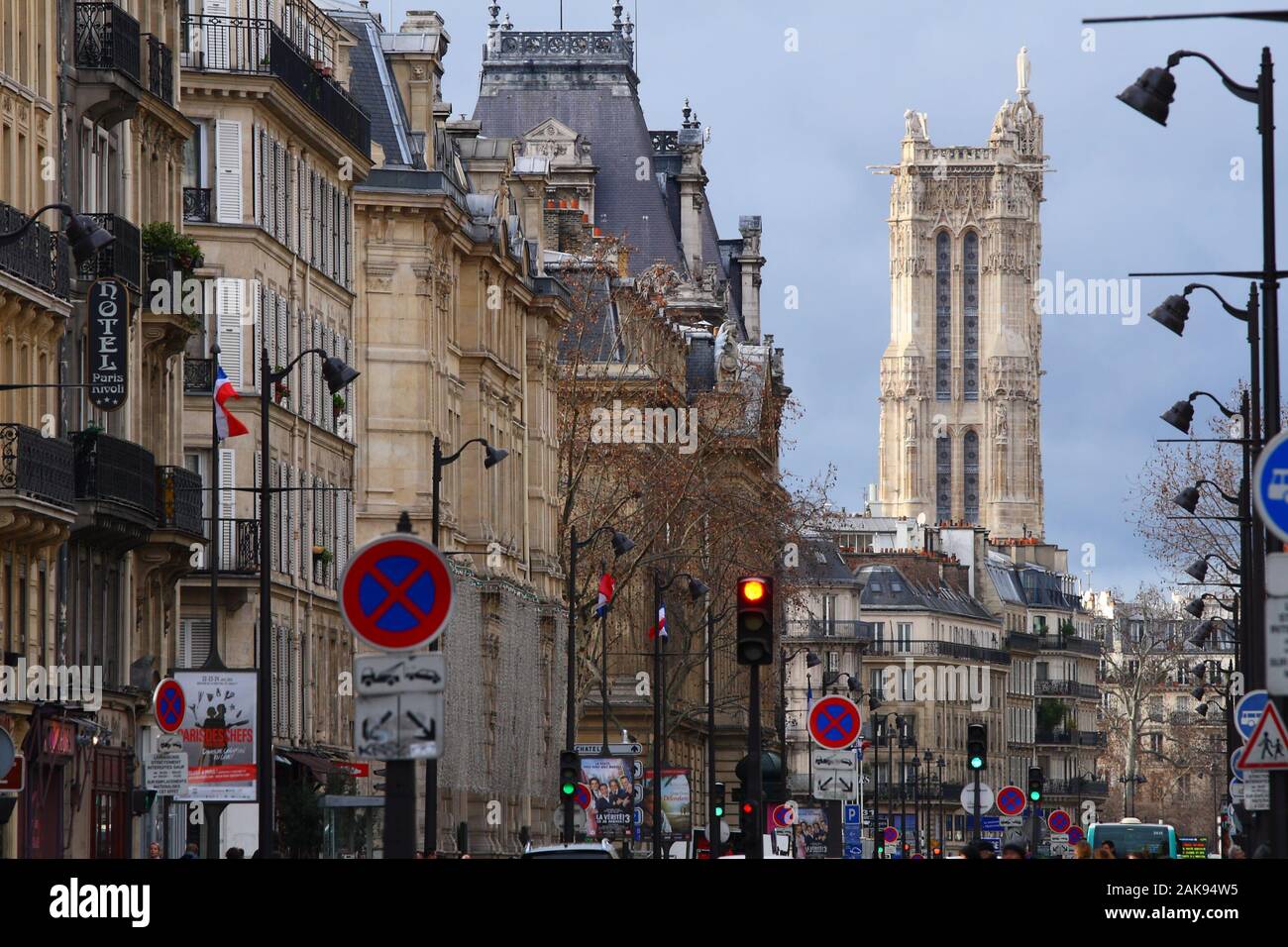 Famosa Strada di Rivoli (Rue de Rivoli) di Parigi con i suoi edifici, annunci e segnali stradali Foto Stock