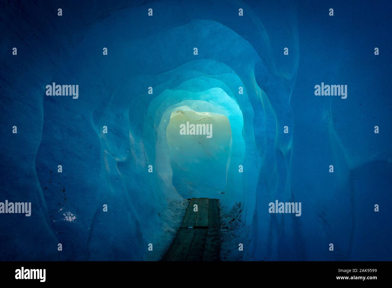 Grotta di ghiaccio all'interno del ghiacciaio del Rodano in Svizzera Foto Stock