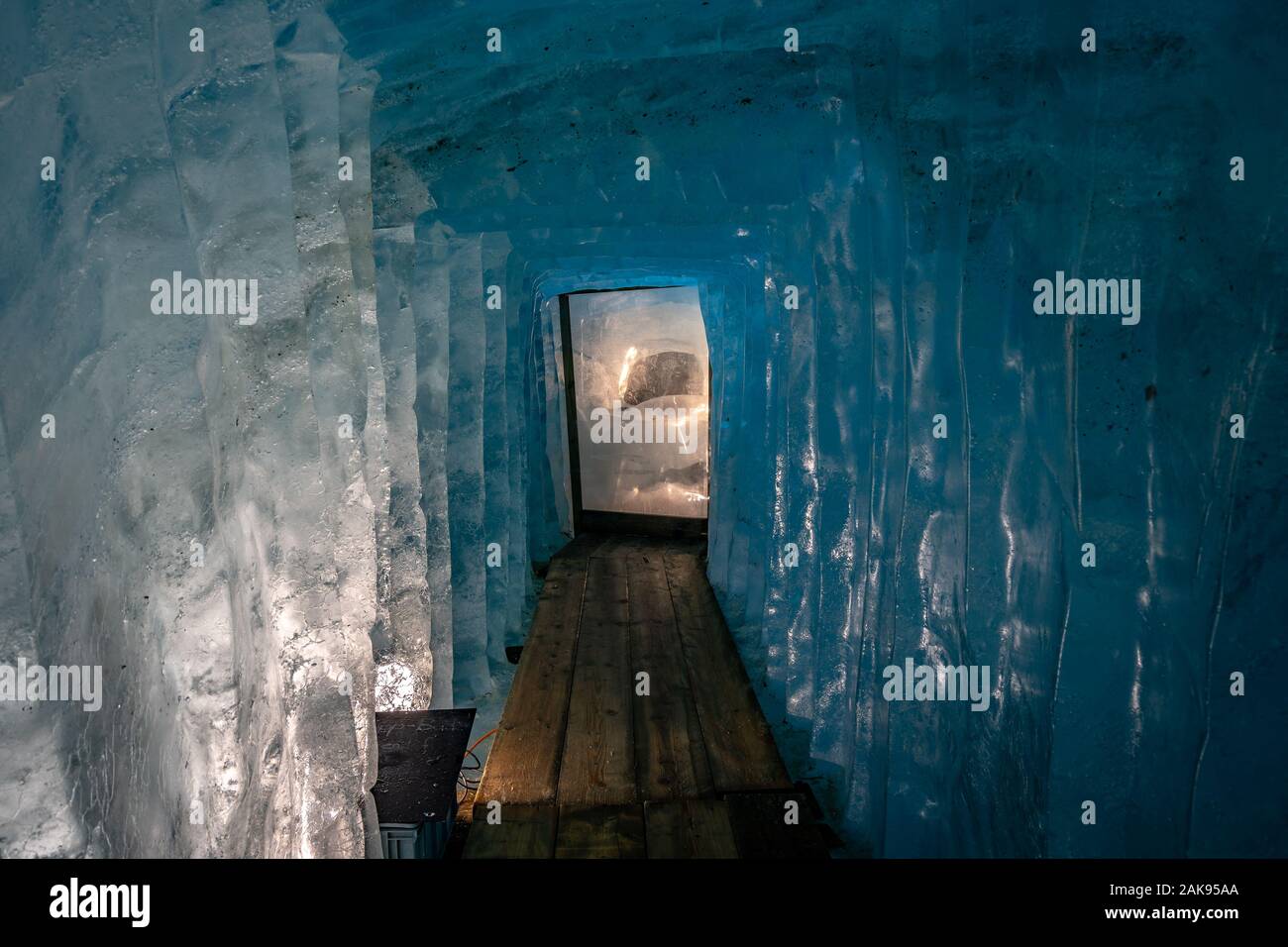 Grotta di ghiaccio all'interno del ghiacciaio del Rodano in Svizzera Foto Stock