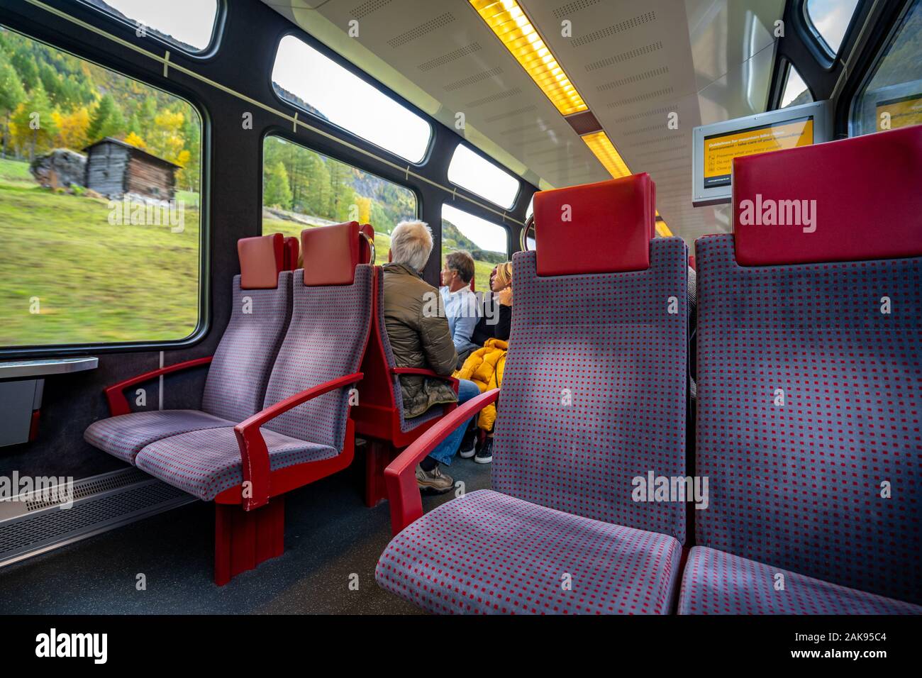 A bordo di un treno che va da Tasch a Zermatt, Svizzera Foto Stock