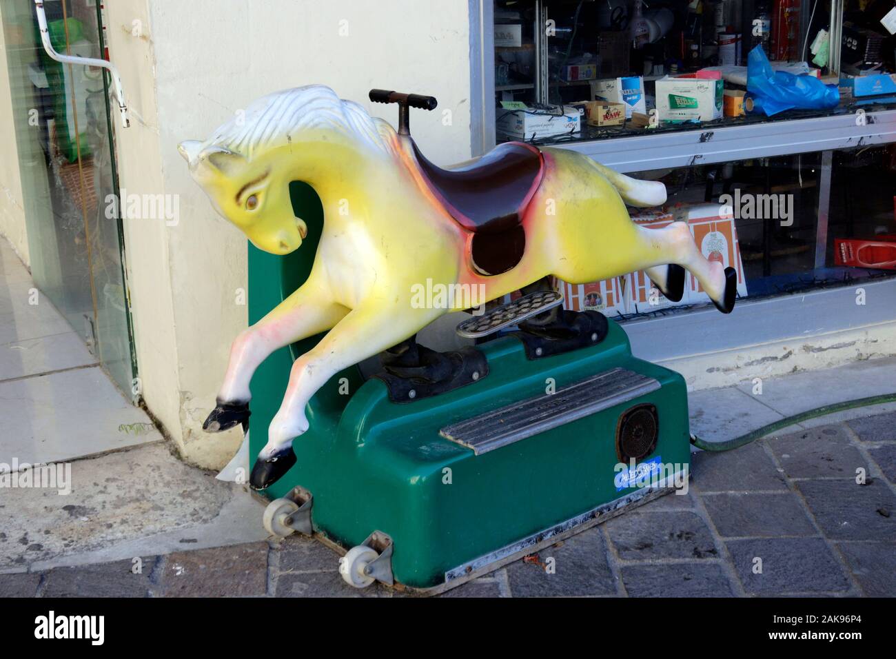 Slot Machine Horse in stile retrò, fuori da un negozio Medina Malta Foto Stock