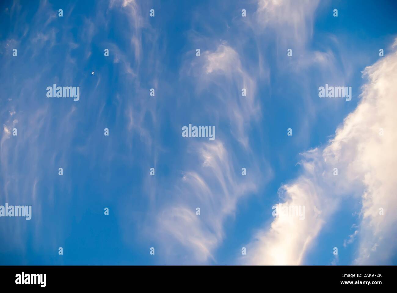Bellissimo il cielo blu con nuvole e la luna, sfondo Foto Stock