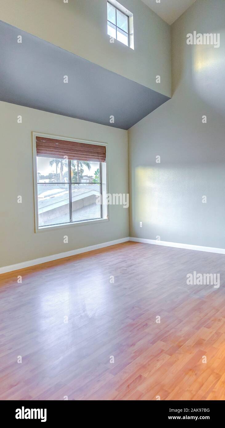 Telaio verticale a due piani con camera da letto padronale con pavimenti in legno Foto Stock