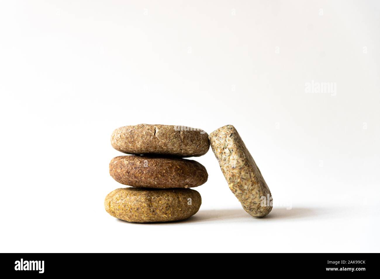 Shampoo solido dischi su sfondo bianco, esempio di naturali ed eco friendly in plastica cosmetica libero, fatti in casa con erbe aromatiche Foto Stock