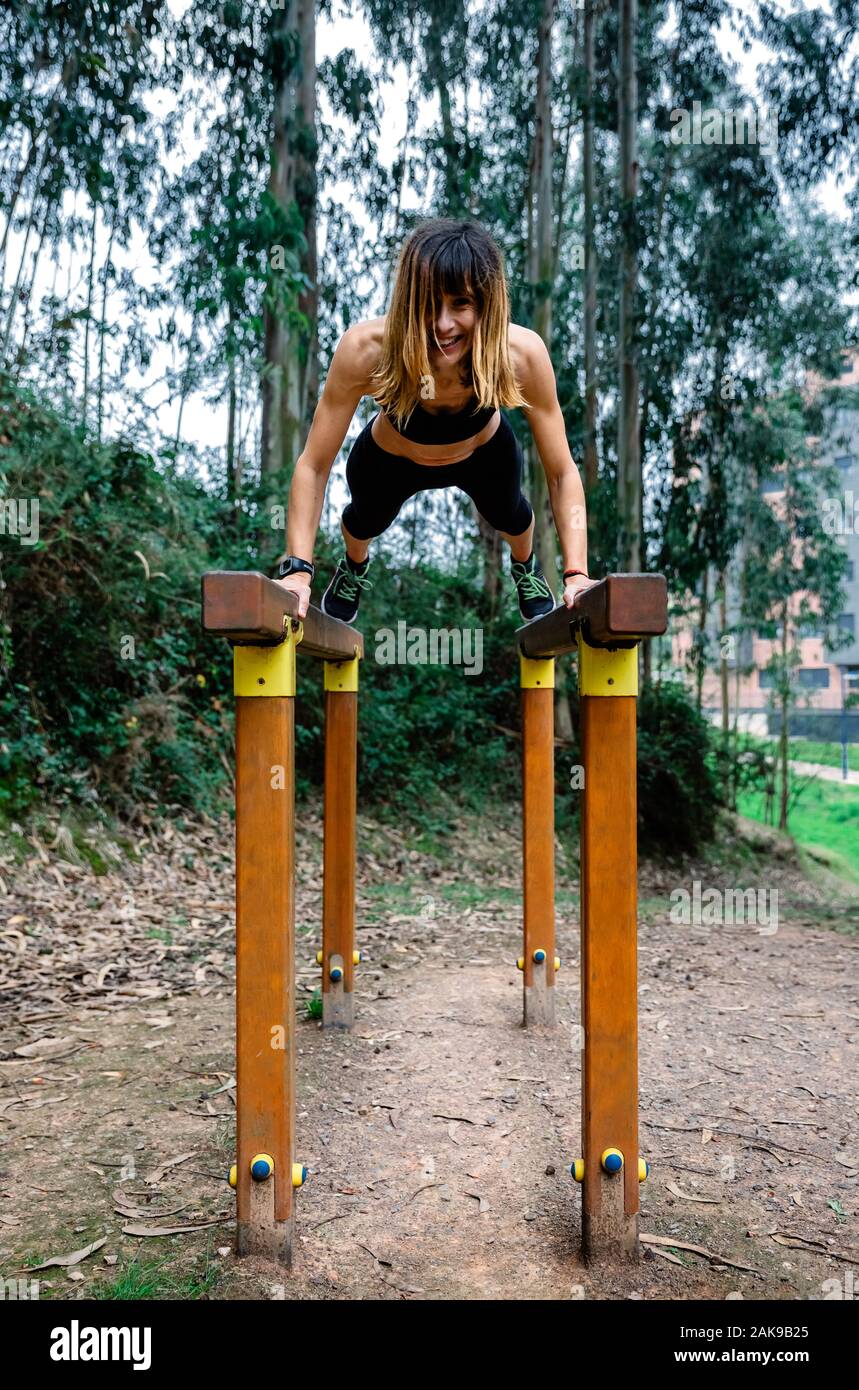 Atleta donna formazione sulle barre parallele Foto Stock