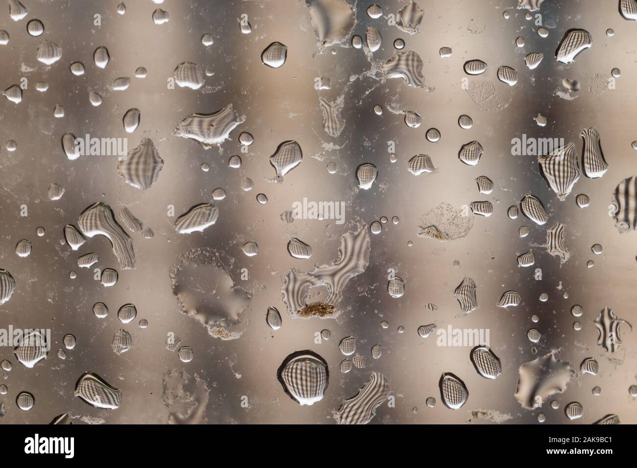 Le Gocce Di Pioggia Sul Vetro Del Finestrino Offuscata Sfondo Striato Foto Stock Alamy