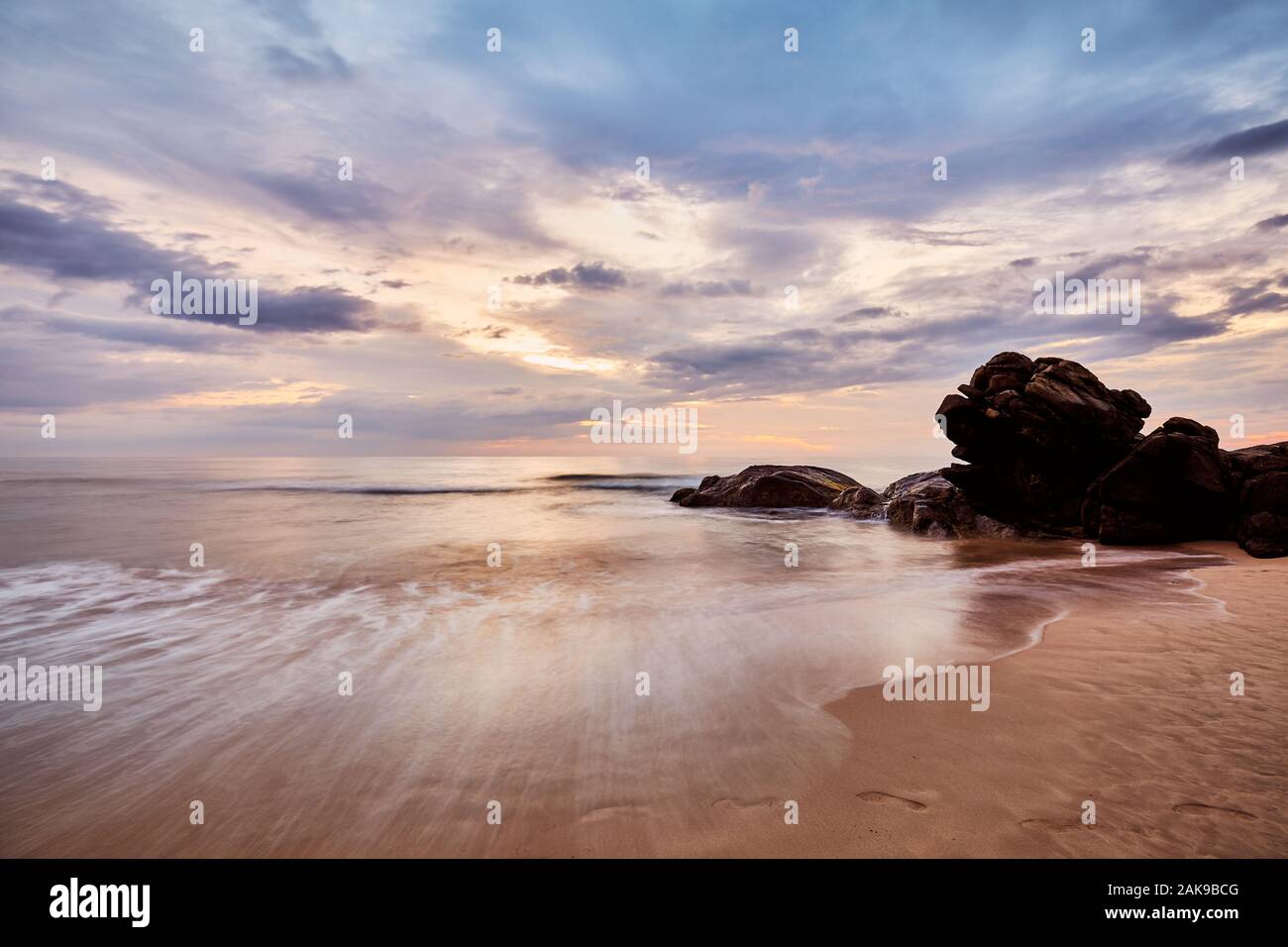 Scenic tramonto sulla spiaggia, tempo di esposizione lungo, lo Sri Lanka. Foto Stock