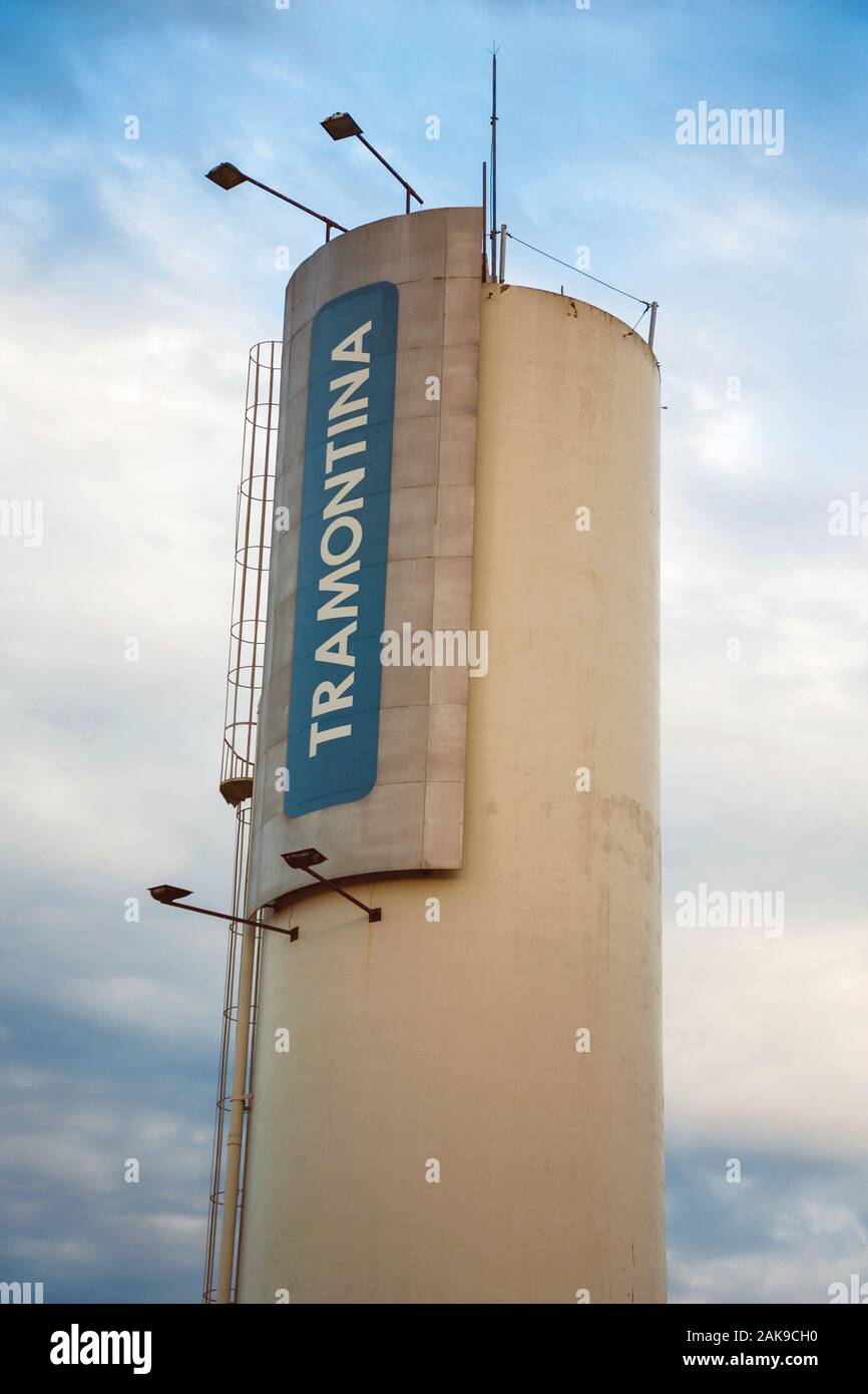 Segno sulla torre di acqua serbatoio a Tramontina Factory Store la costruzione di una società che produce pentole, posate ed elettrodomestici nel sud del Brasile. Foto Stock