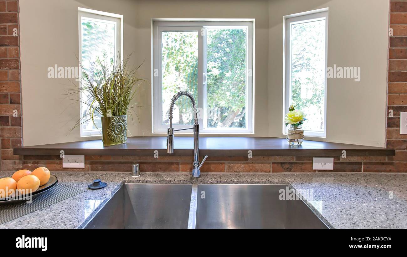 Panorama lavello da cucina close up con finestre a bovindo in background  Foto stock - Alamy