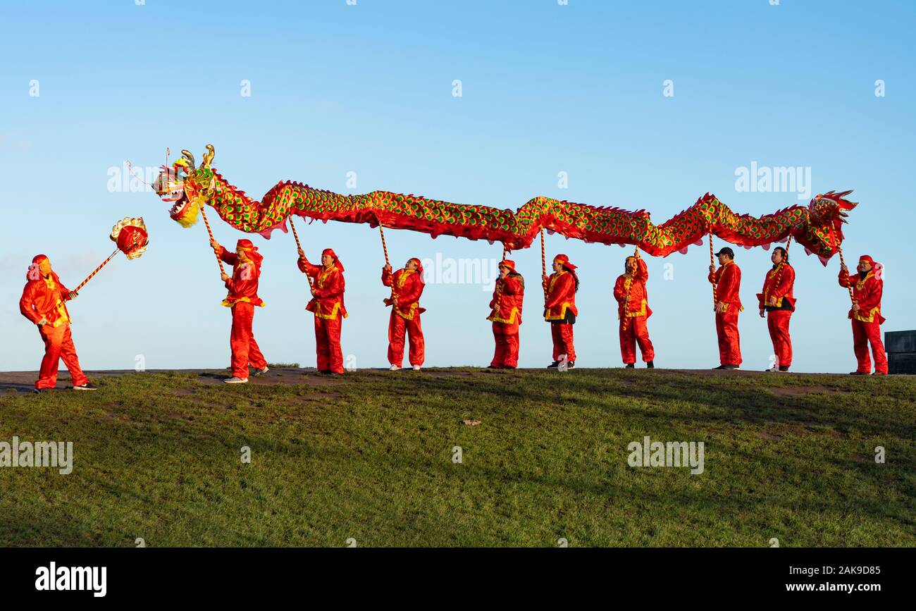 Edimburgo, Scozia, Regno Unito. 8 Jan 2020. Dragon ballerini e musicisti su Calton Hill per celebrare inizio del nuovo anno cinese e l'anno del ratto. Iain Masterton/Alamy Live News Foto Stock