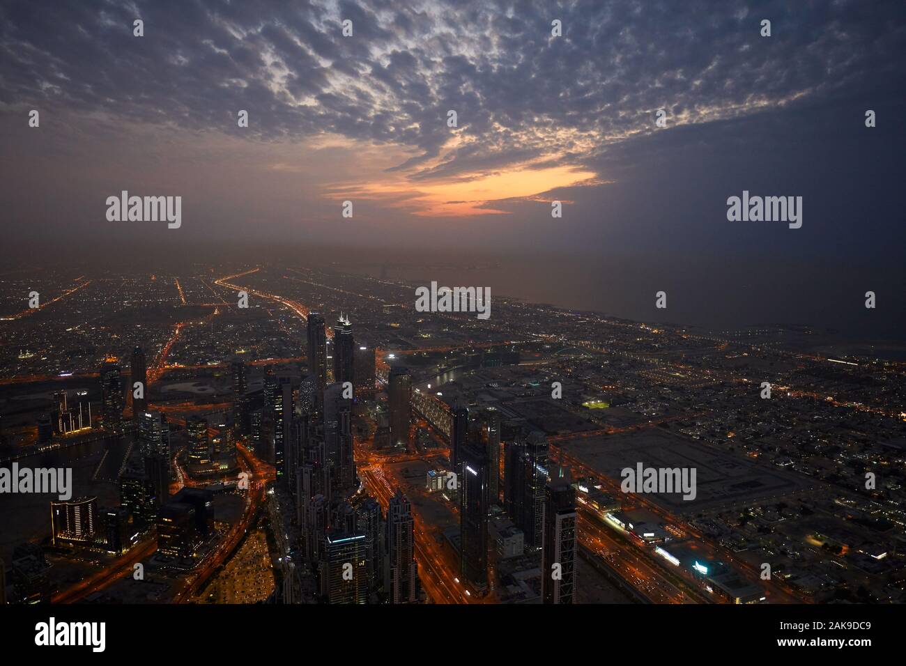 DUBAI, Emirati Arabi Uniti - 19 novembre 2019: Dubai città illuminata ad alto angolo di visione con grattacieli in una sera Nuvoloso Foto Stock