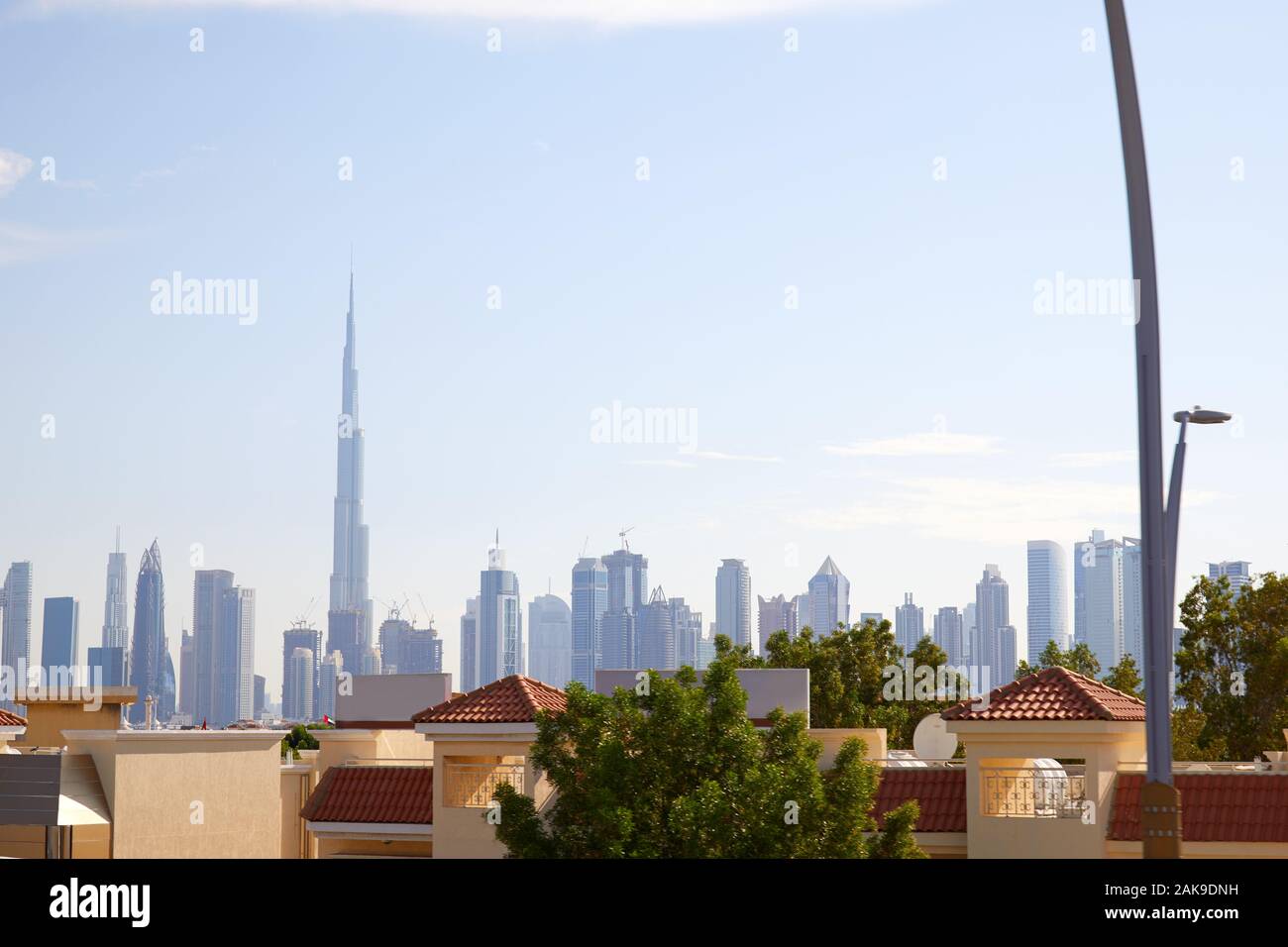 Il Burj Khalifa grattacielo, skyline di Dubai e case residenziali in una giornata di sole in Emirati Arabi Uniti Foto Stock