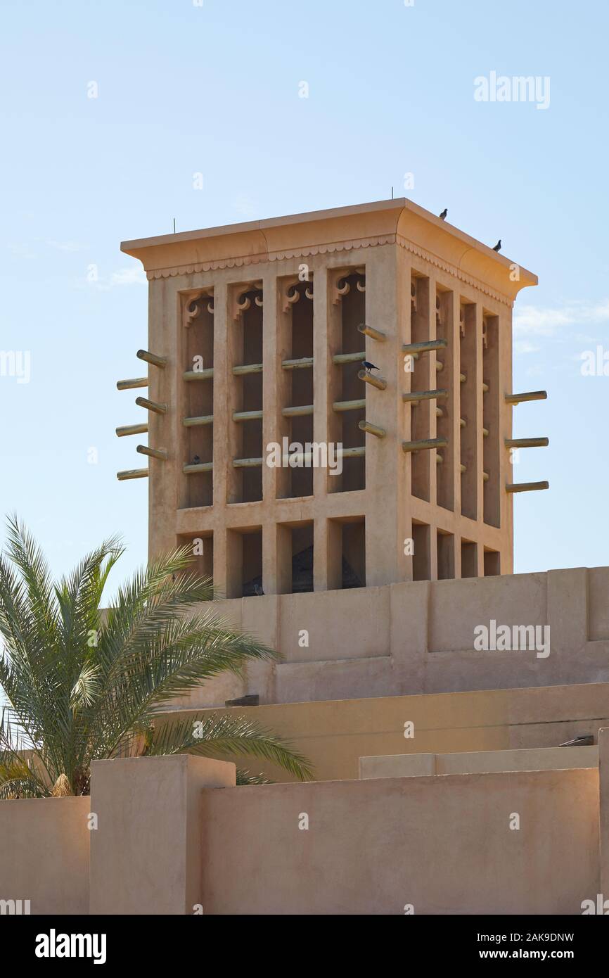 Windtower o vento catcher, tradizionale iraniano elemento architettonico per creare una ventilazione naturale in edifici tipici Foto Stock