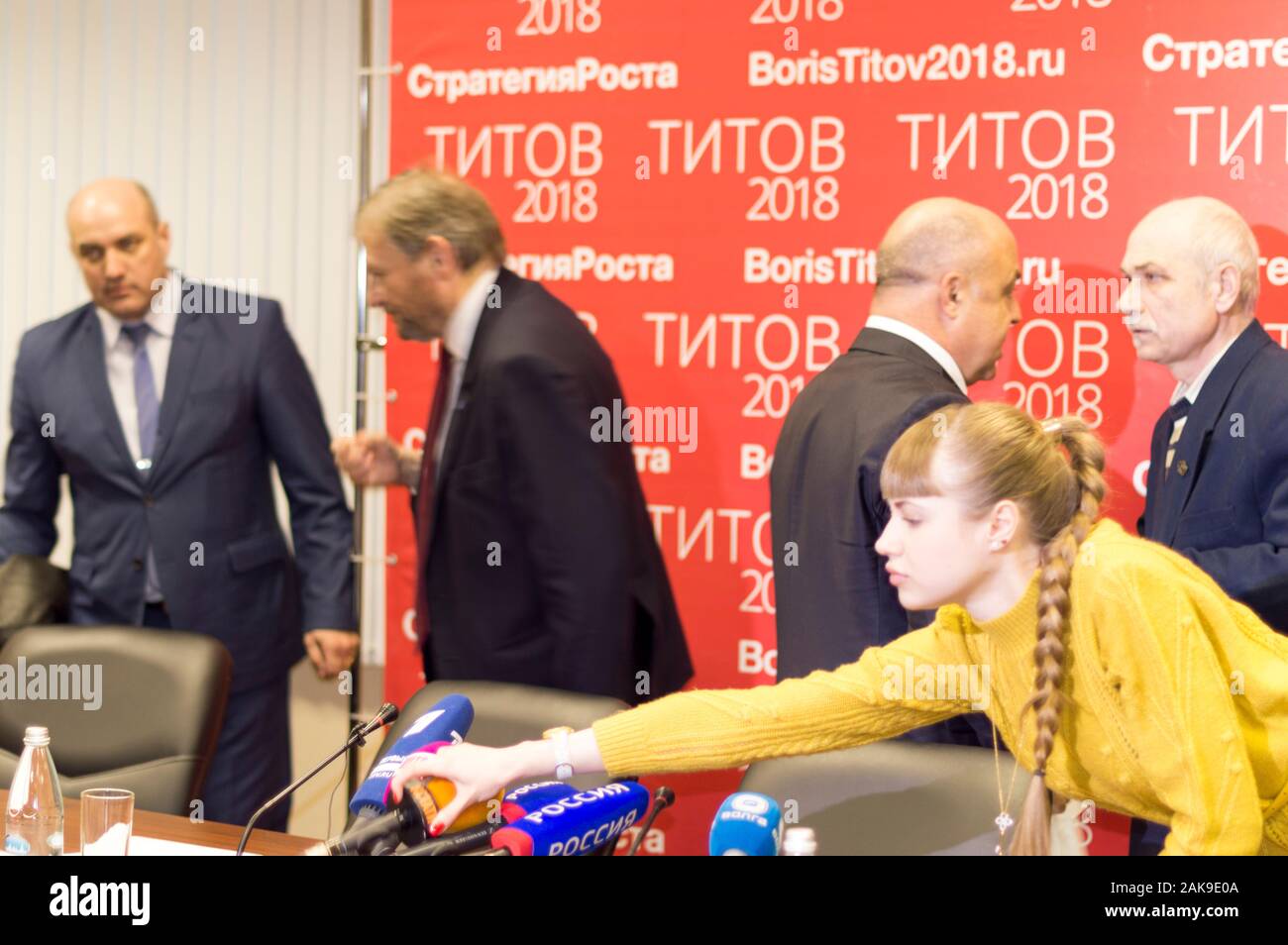 Un incontro di imprenditori a Nizhny Novgorod, in Russia, con B. Titov, un candidato presidenziale. Conferenza stampa, risposte alle domande. Foto Stock