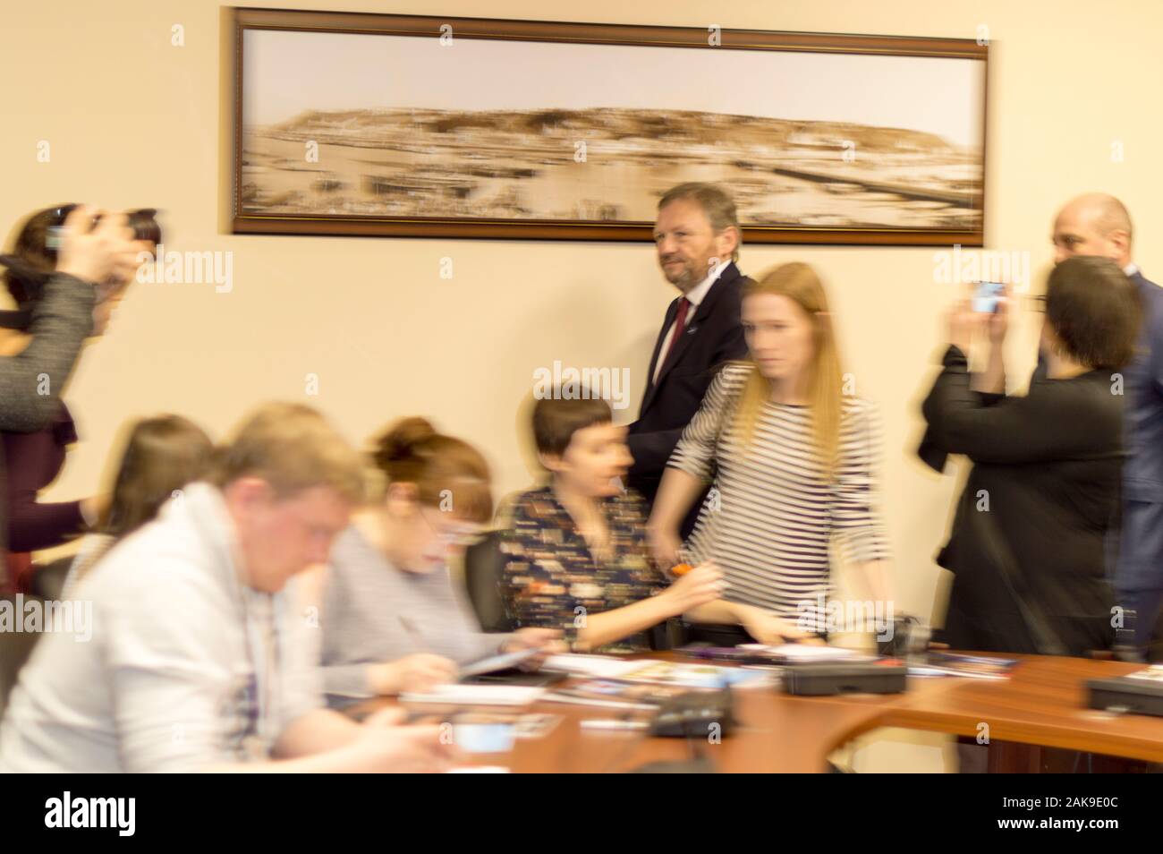Un incontro di imprenditori a Nizhny Novgorod, in Russia, con B. Titov, un candidato presidenziale. Conferenza stampa, risposte alle domande. Foto Stock