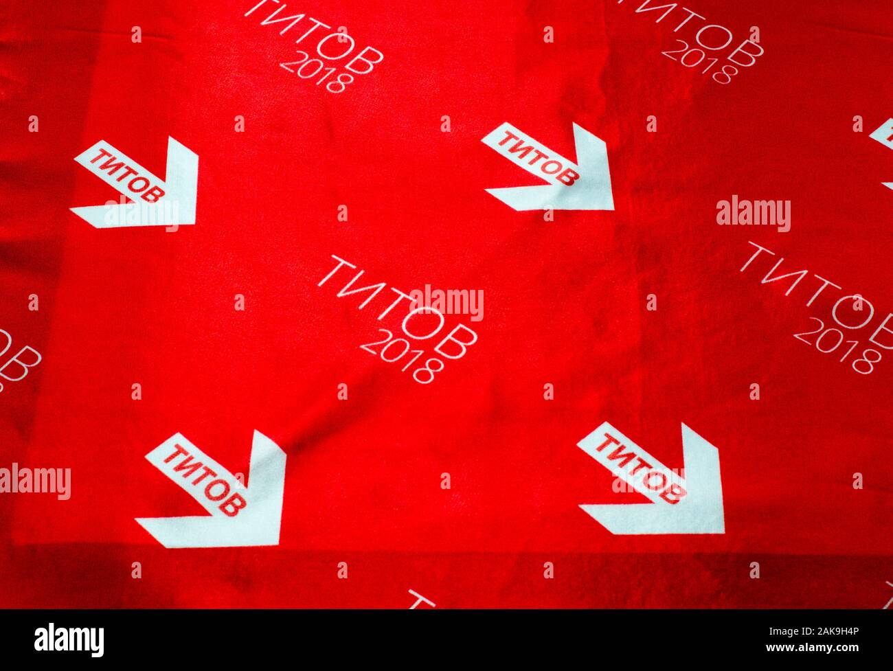 Prodotti souvenir della Boris Titov's Advertising Company per la presidenza del 2018. Penna a sfera, libretto di programma, sciarpa, badge. Russia. Foto Stock