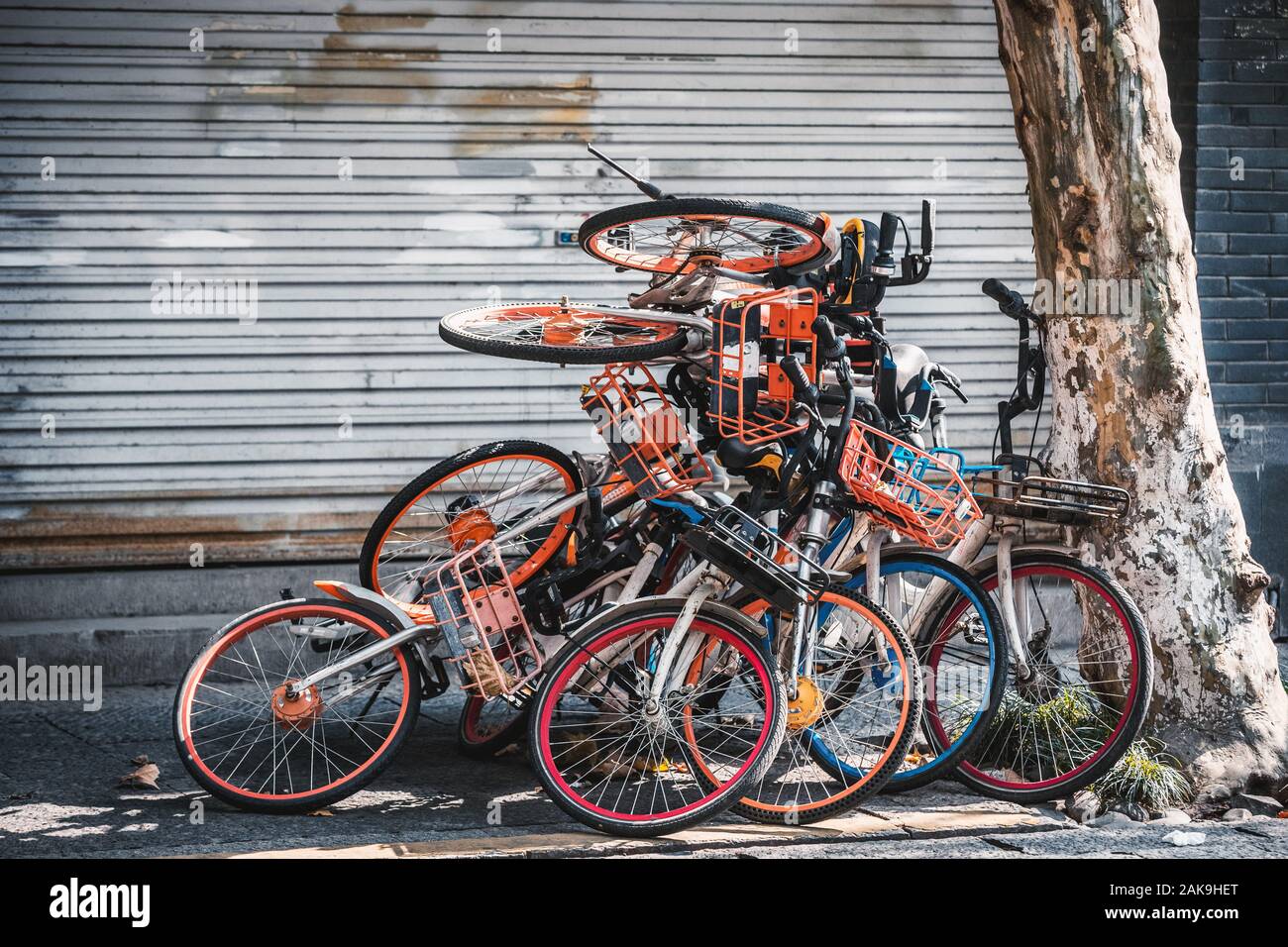 Pila di biciclette elettriche sul marciapiede, Hangzhou Foto Stock