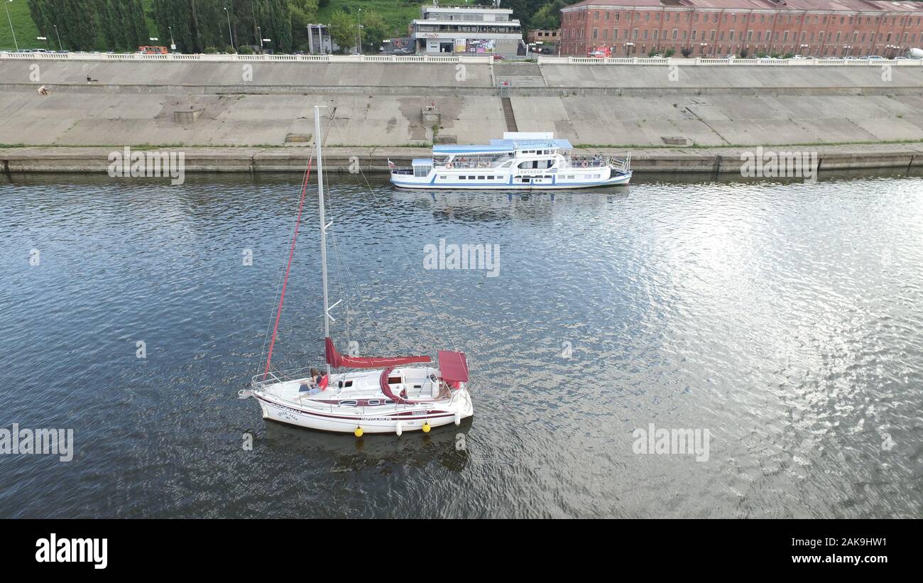 Yacht sul fiume Volga. Vista dall'alto 10 metri. La Russia Foto Stock