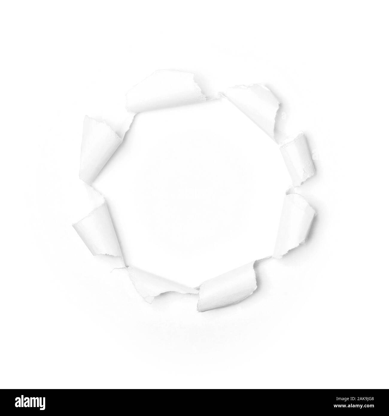 Foro di carta in carta bianca con bordi frastagliati con sfondo bianco. Foto Stock
