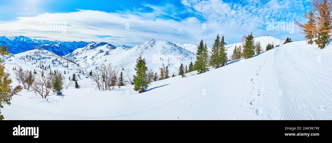 Panorama di Feuerkogel altopiano di montagna con dolci pendii nevosi, valli, abeti rossi e piste per correre con pattern di velluto a coste, Ebensee, Salzkammergut, Foto Stock