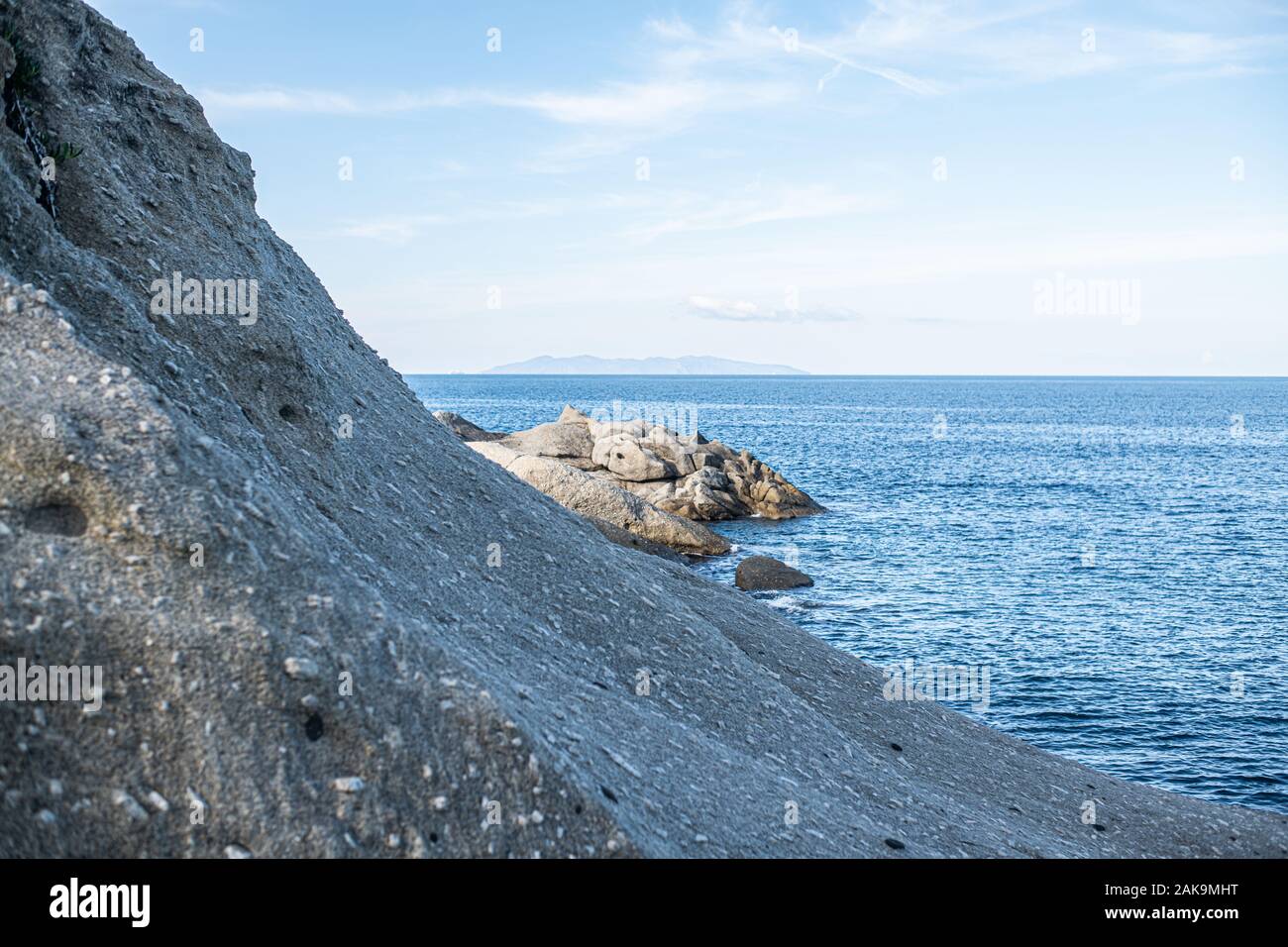 Coti piane, le scogliere di Capo Sant'Andrea all'isola d'Elba e Arcipelago Toscano, Italia. Grandi massicci granitici miscelati con cristalli di ortoclasio Foto Stock