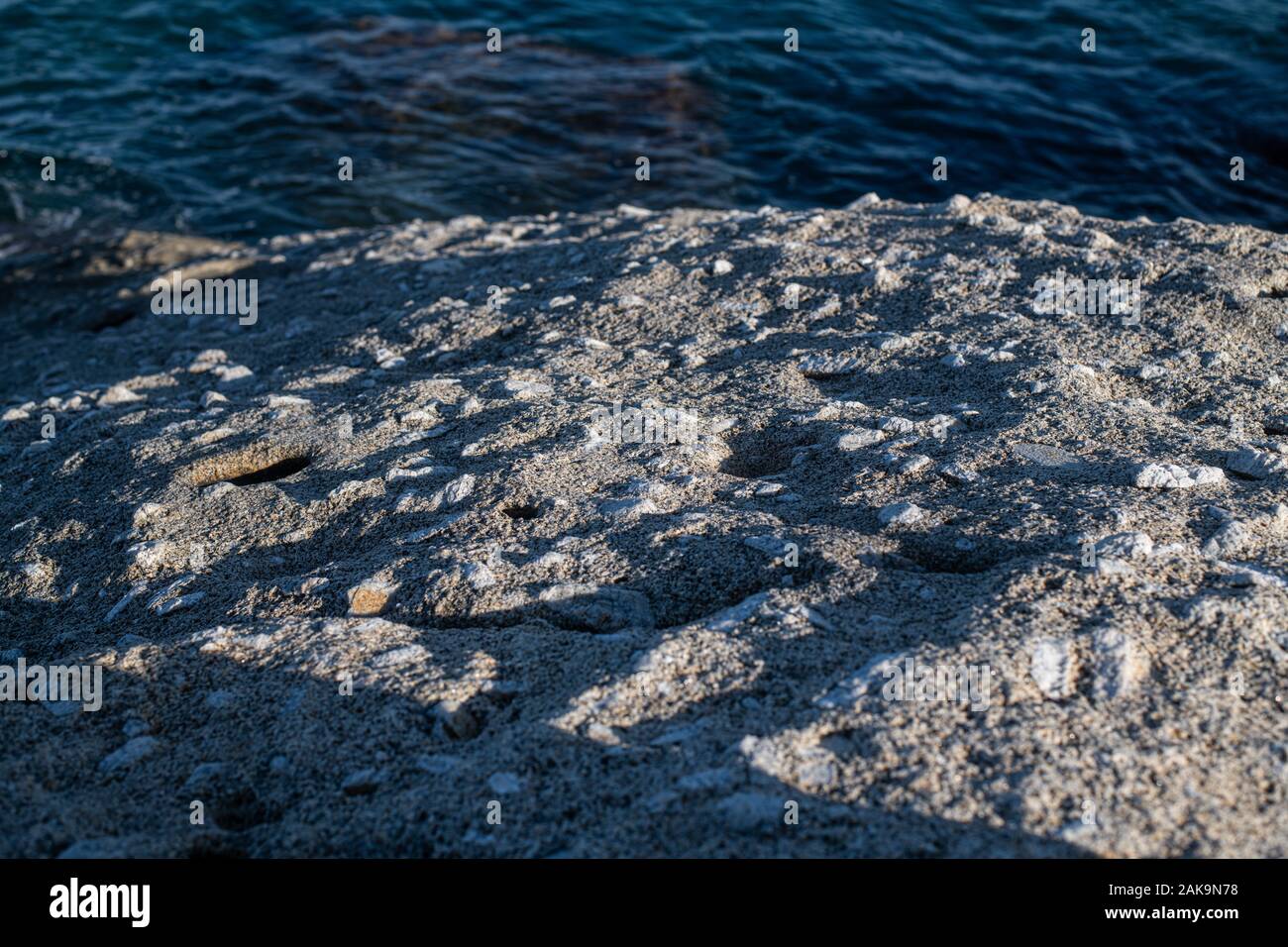 Coti piane, le scogliere di Capo Sant'Andrea all'isola d'Elba e Arcipelago Toscano, Italia. Grandi massicci granitici miscelati con cristalli di ortoclasio Foto Stock