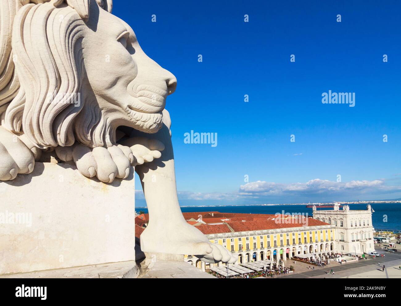 Lisbona, Portogallo : dettaglio della testa leone alla scultura allegorica disposto alla sommità dell'Arco da Rua Augusta costruito a piazza del Commercio Francese dalla artis Foto Stock