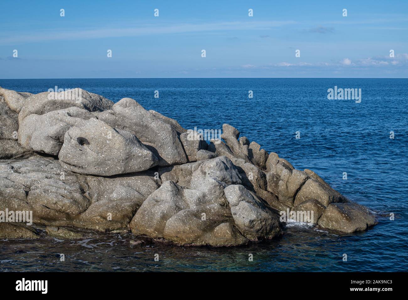Coti piane, le scogliere di Capo Sant'Andrea all'isola d'Elba e Arcipelago Toscano, Italia. Grandi massicci granitici miscelati con cristalli di ortoclasio Foto Stock